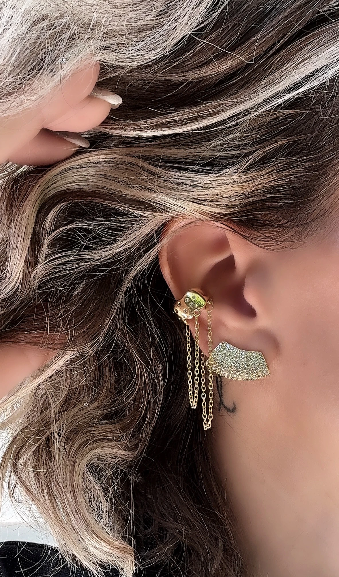 Gold Zincir Sallantılı Sıkıştırmalı Kıkırdak Küpe