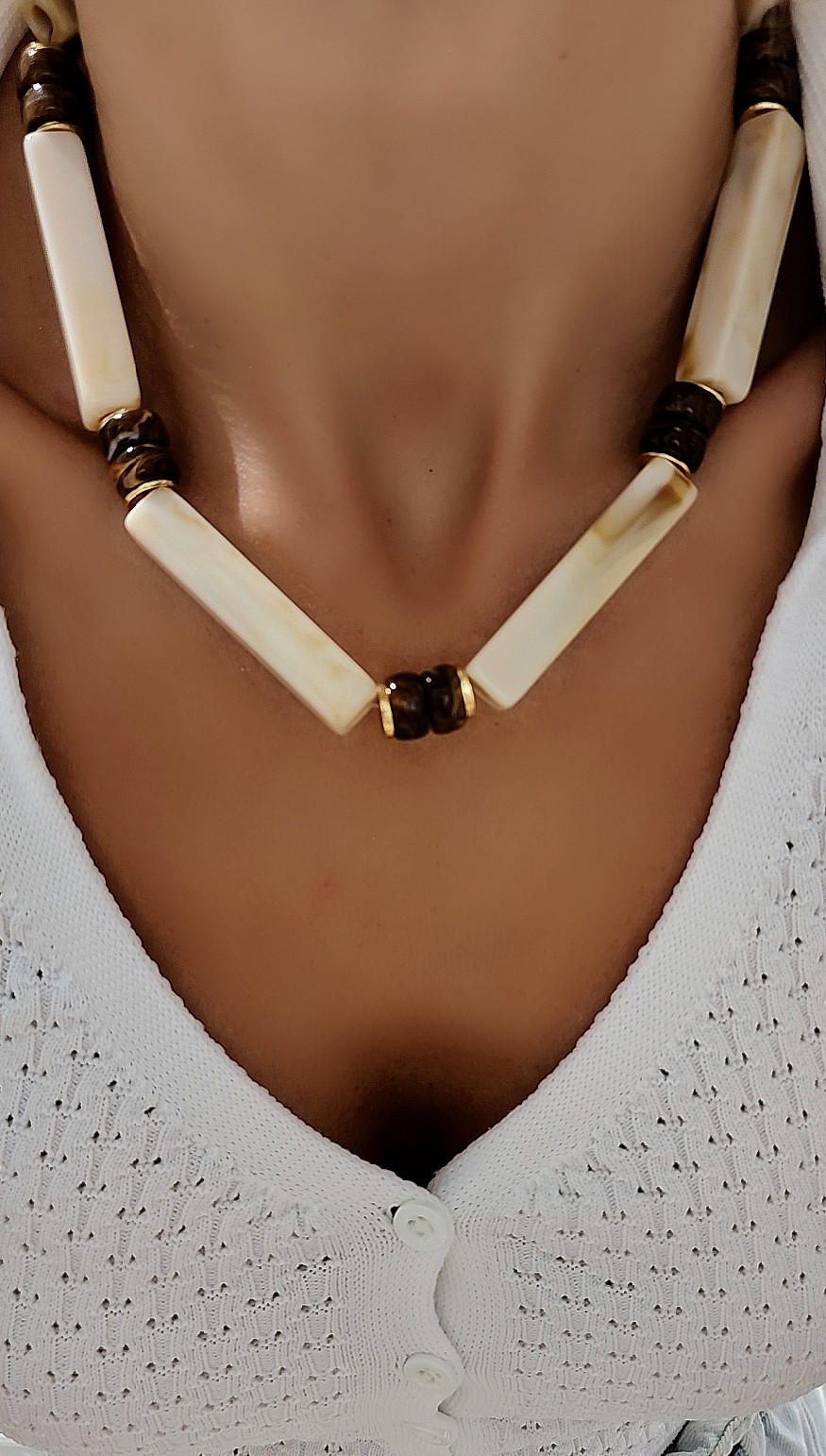 Gold Detay Kahve Tonlu Kemik Kolye