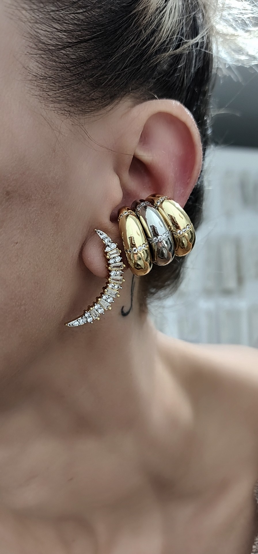 Silver Plaka Taş Geçişli İri Sıkıştırmalı Kıkırdak Küpe