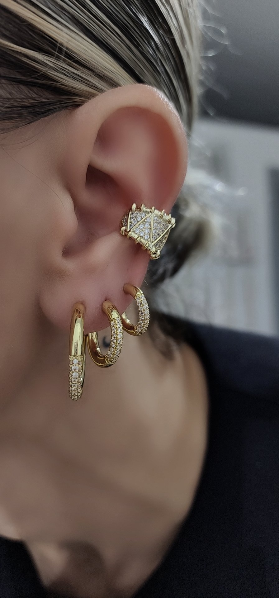 Gold Çizgi Geçiş Zirkon Taşı Sıkıştırmalı Kıkırdak Küpe 