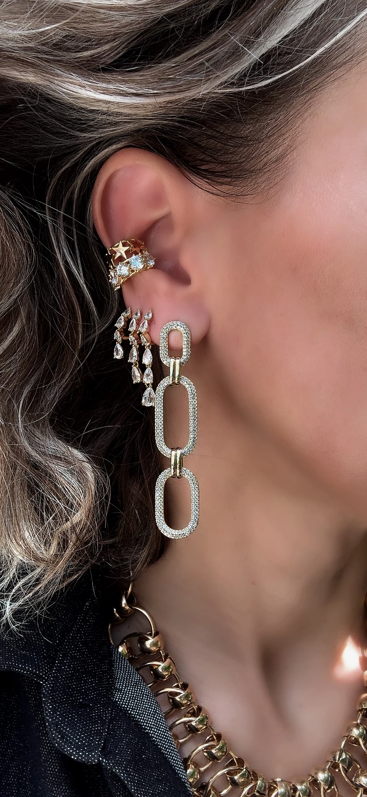 Gold Yıldız Detay Sıkıştırmalı Kıkırdak Küpe