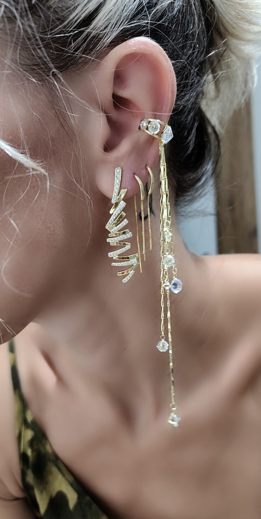 Gold Taşlı Sallantılı Sıkıştırmalı Kıkırdak Küpe