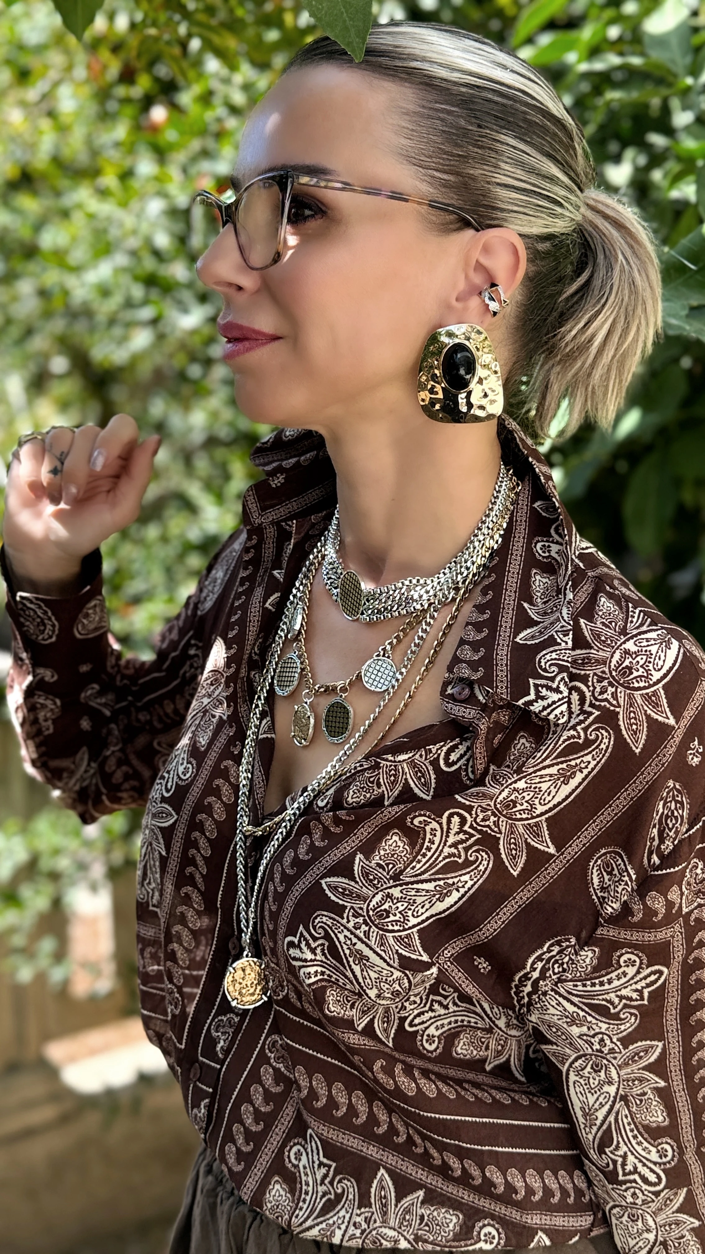 Gold Tonlu Siyah Nokta Taş Küpe 