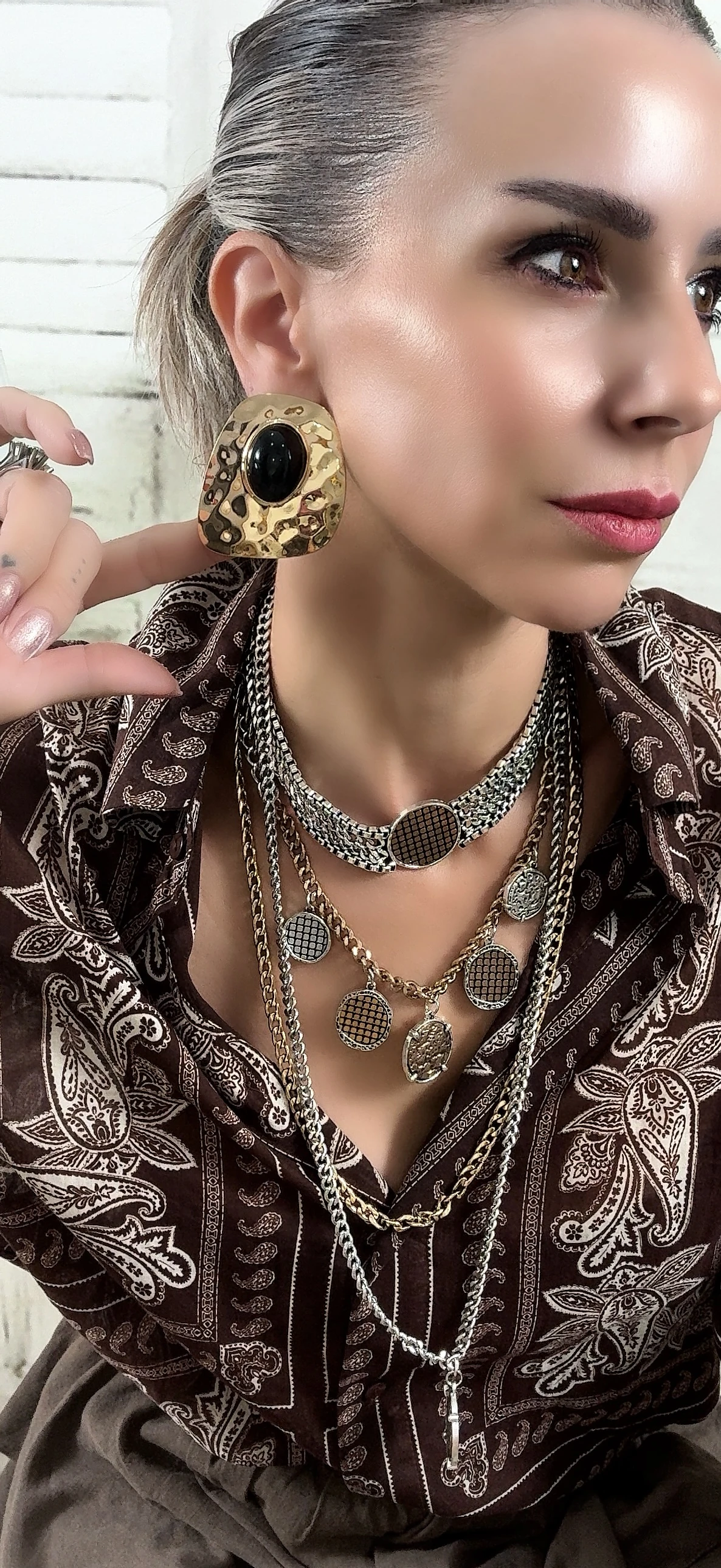 Gold Tonlu Siyah Nokta Taş Küpe 