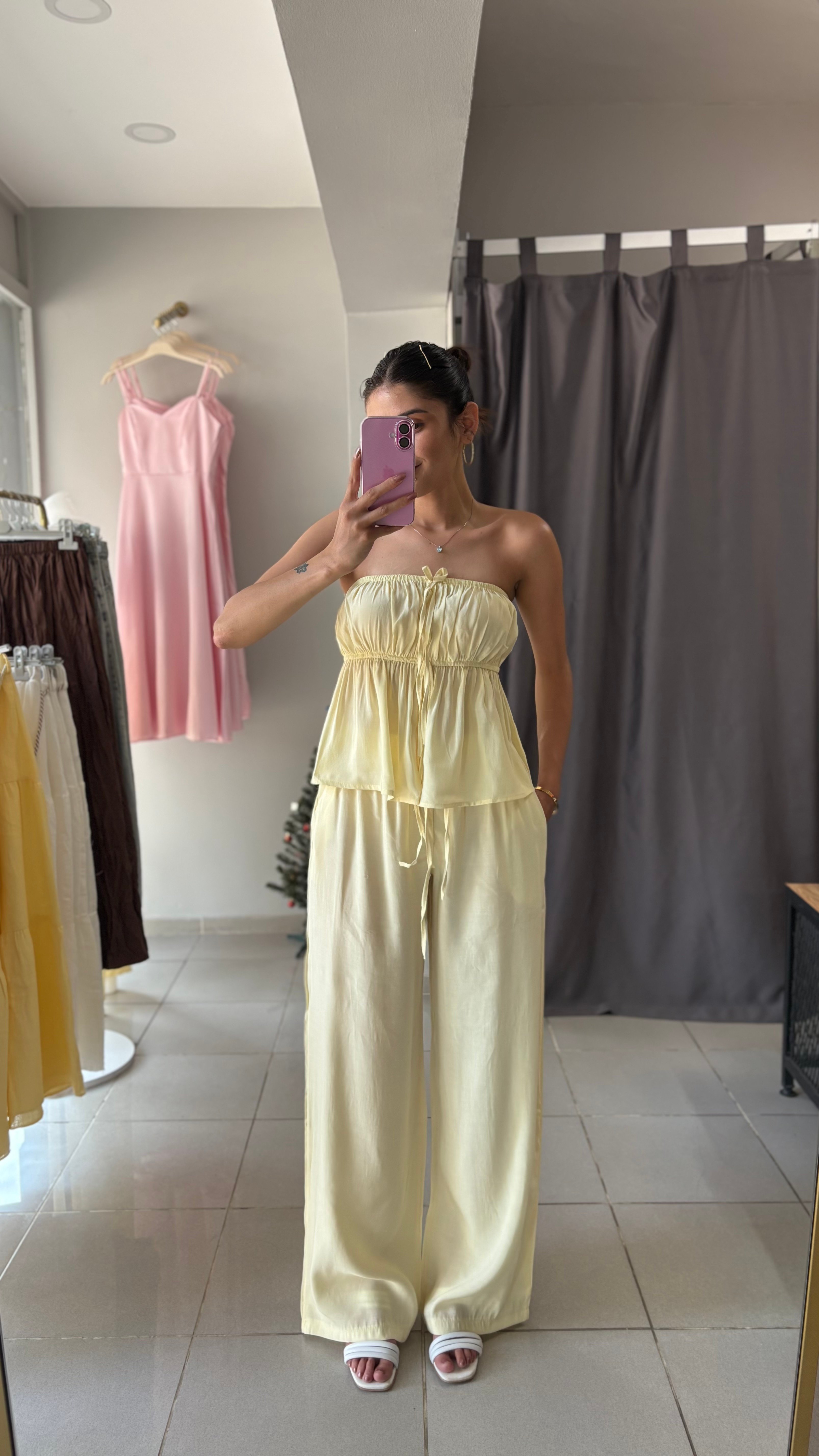 Straplez Bluz ve Pantolon Takım – Şıklığın ve Konforun Mükemmel Uyumu - Sarı