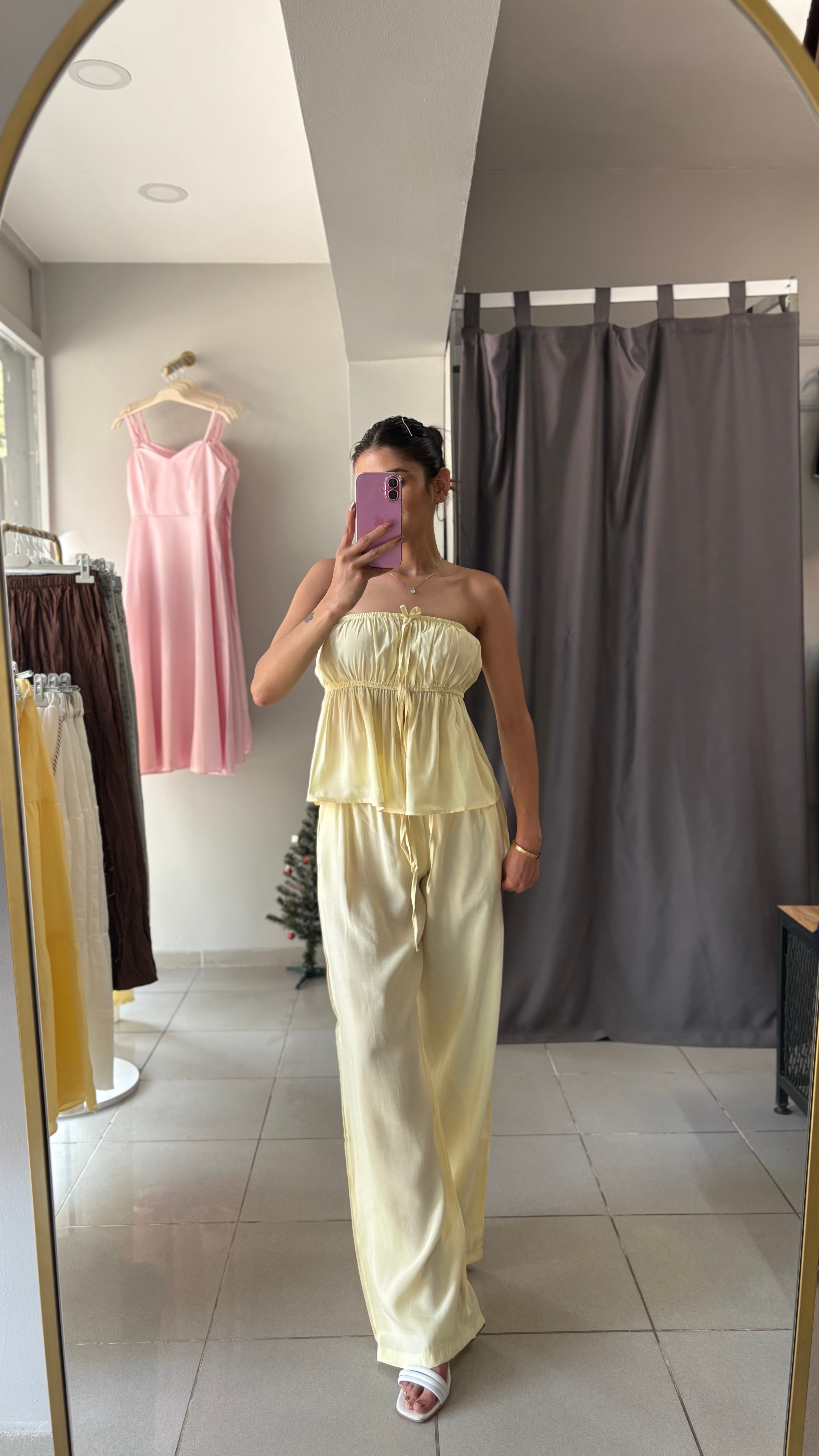 Straplez Bluz ve Pantolon Takım – Şıklığın ve Konforun Mükemmel Uyumu