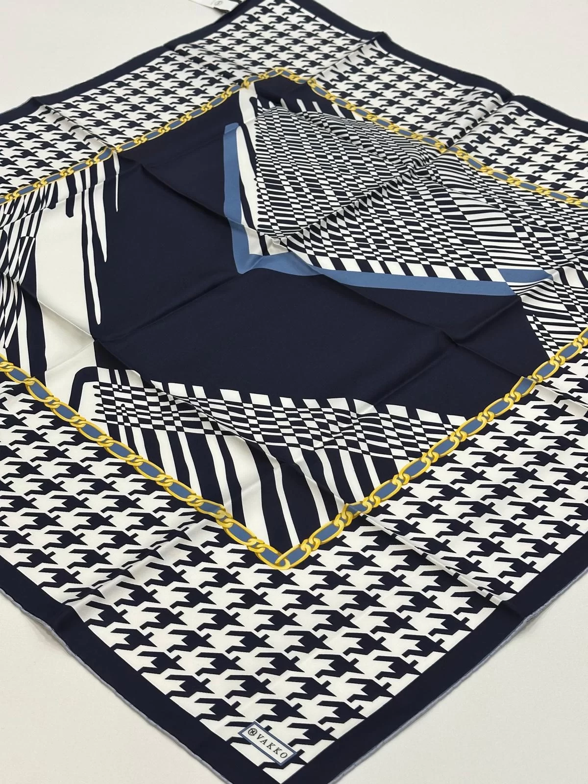 VAKKO DESENLİ İPEK EŞARP