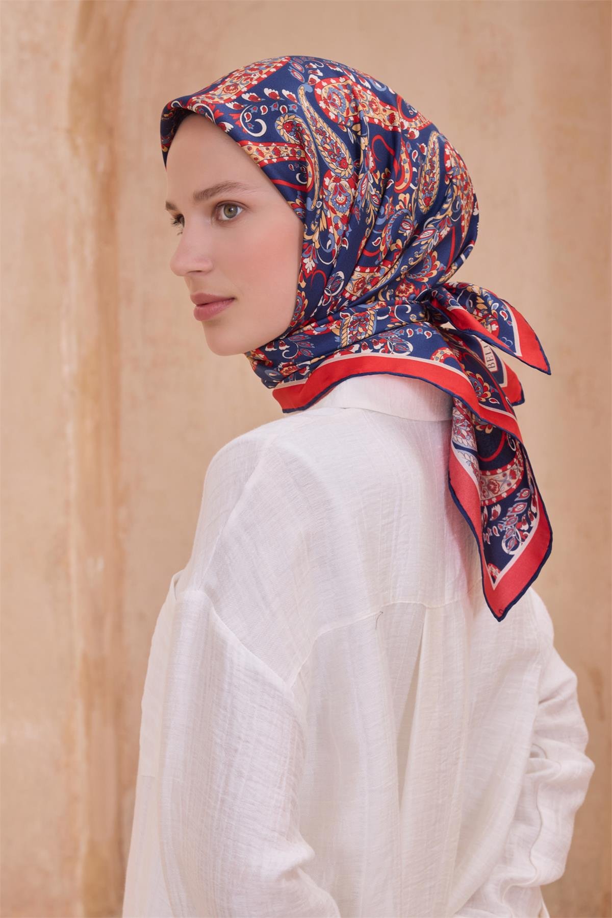 BELLİ SAF İPEK EŞARP