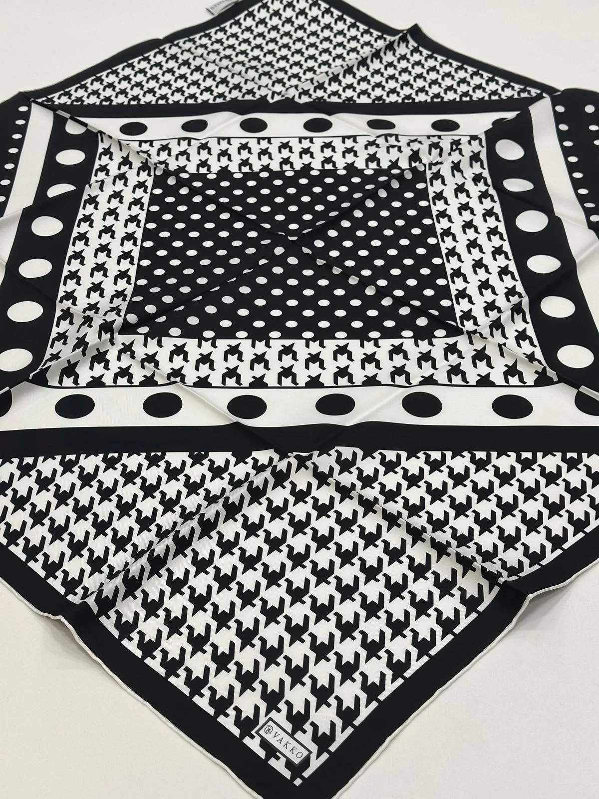 VAKKO DESENLİ İPEK EŞARP