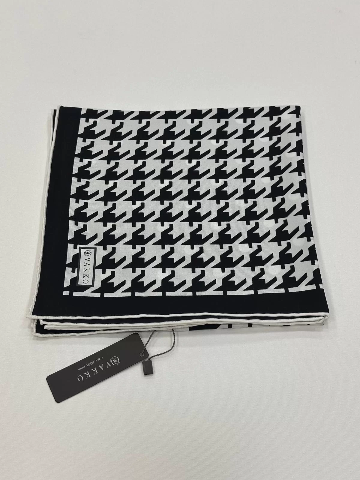 VAKKO DESENLİ İPEK EŞARP