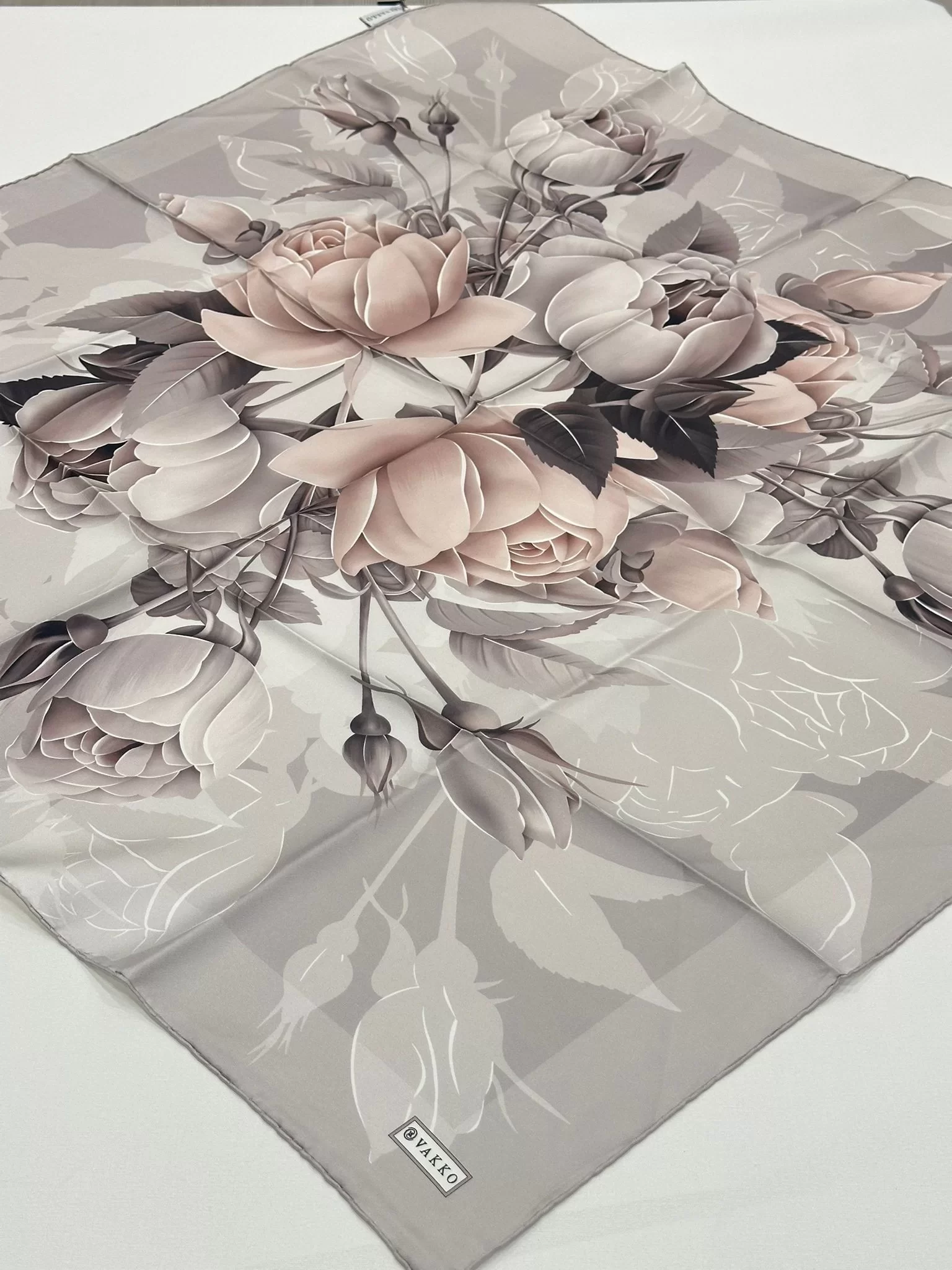 VAKKO DESENLİ İPEK EŞARP