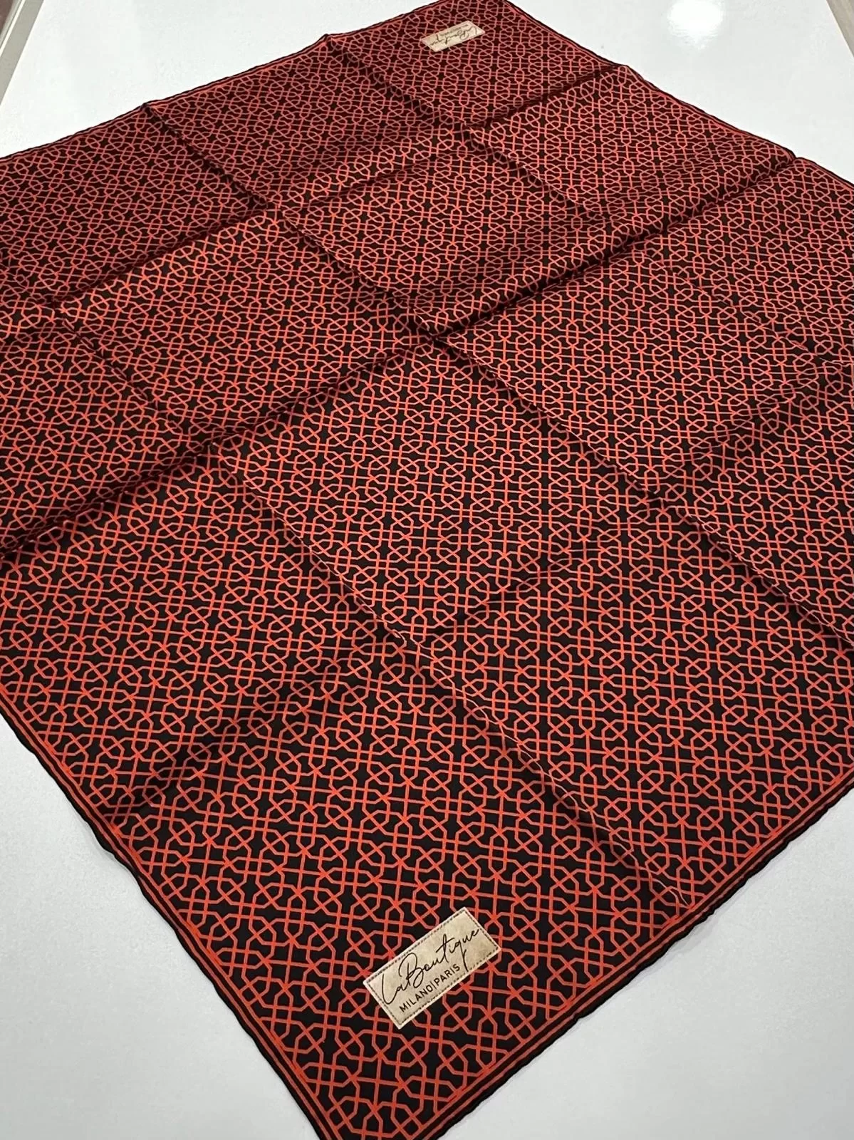 LA BOUTİQUE DESENLİ İPEK EŞARP