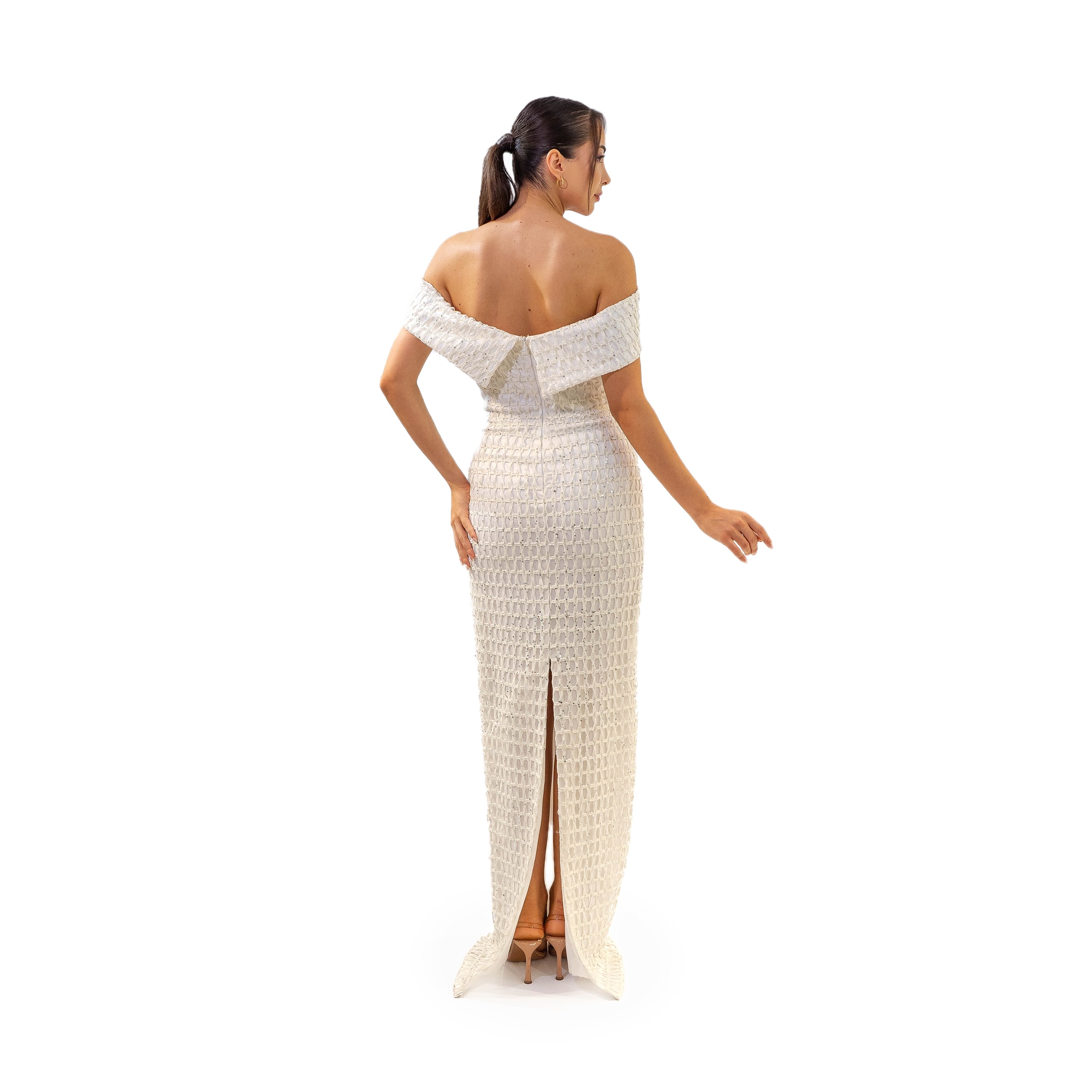 Kuğu Madonna Yaka Petek Kumaş Pul Detaylı Beyaz Uzun Elbise