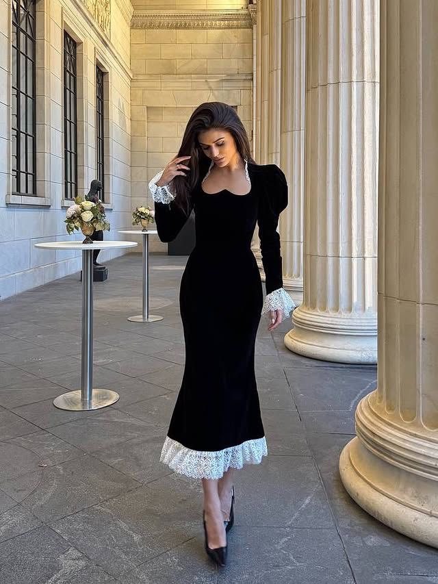 Kadife kumaş güpür detaylı elbise - Siyah