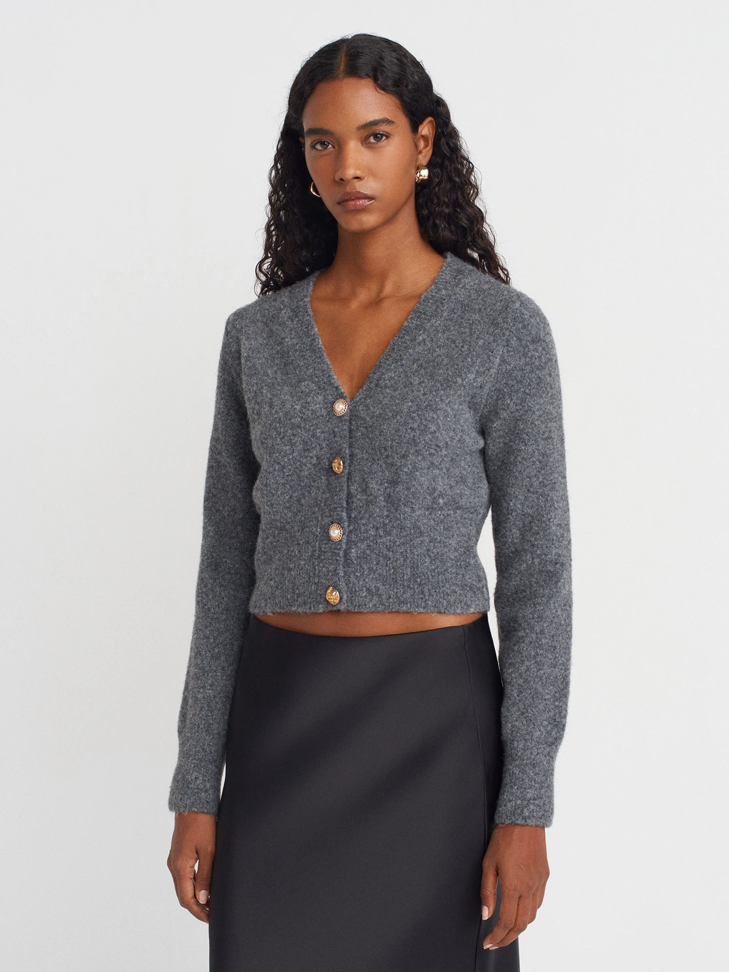 V Yaka Düğmeli Triko Hırka