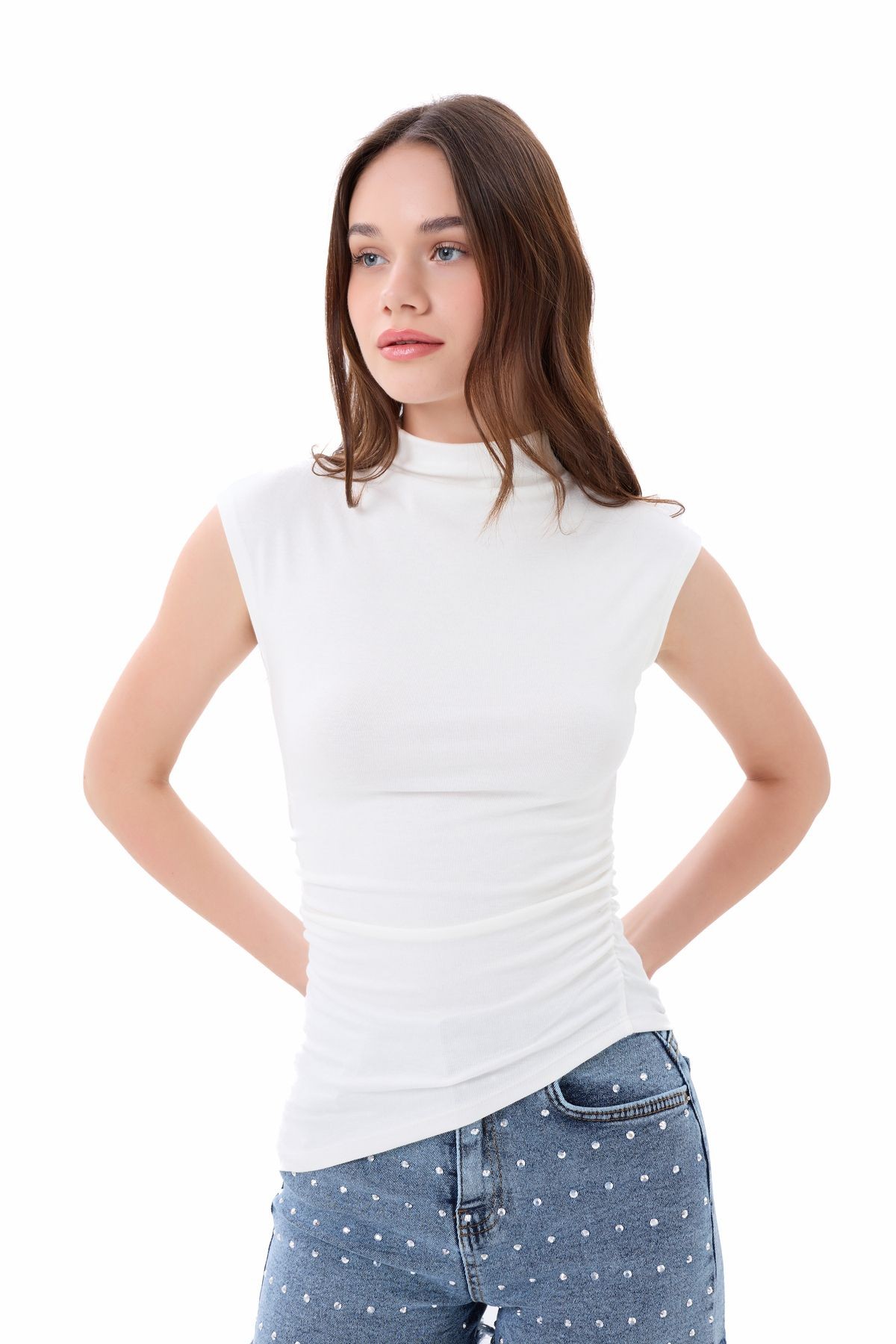 Dik Yaka Kısa Kollu Büzgü / Drape Detaylı Fitted / Vücuda Oturan Asimetrik Örme Bluz