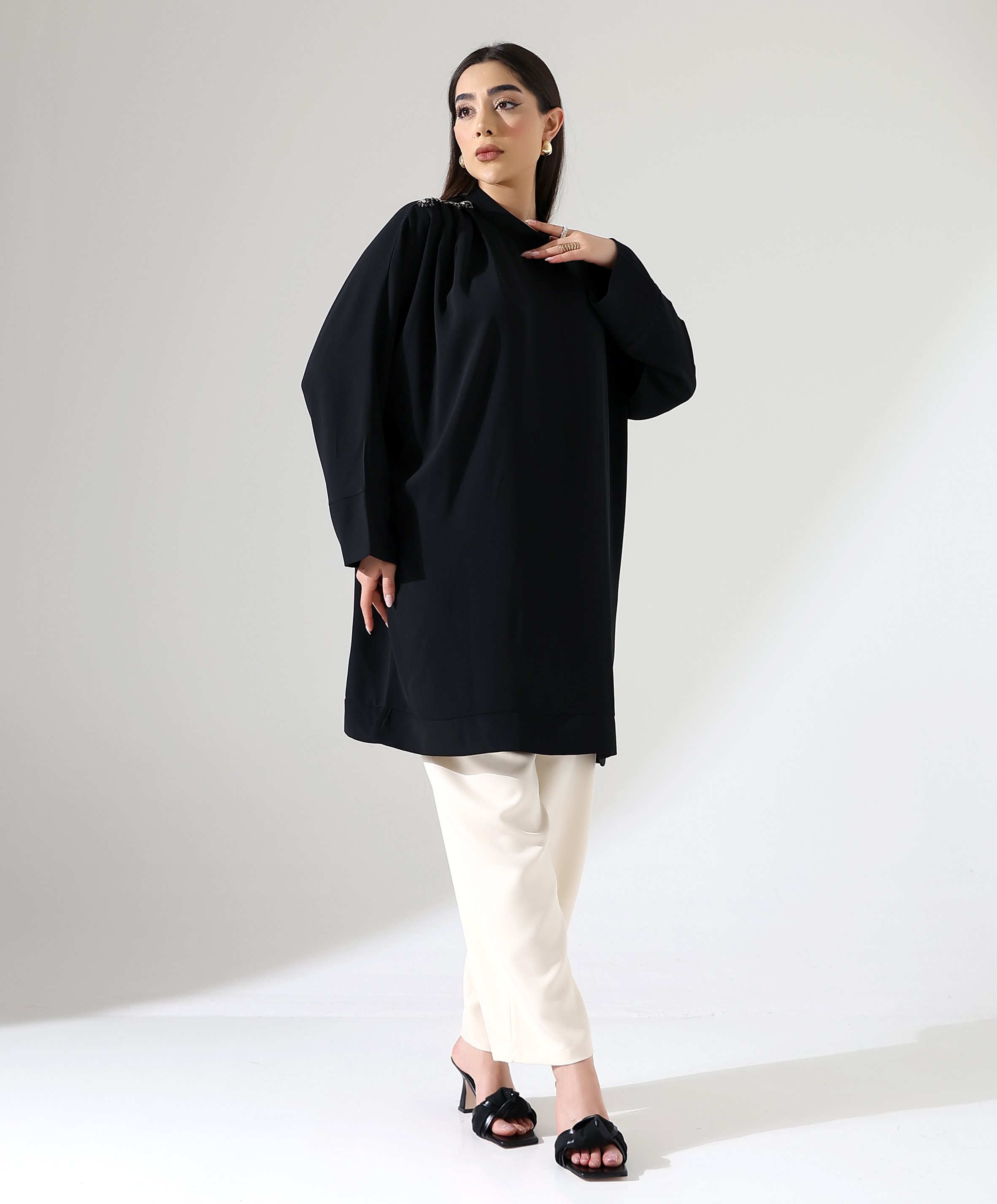 Omuzu Pile Detaylı Tunik