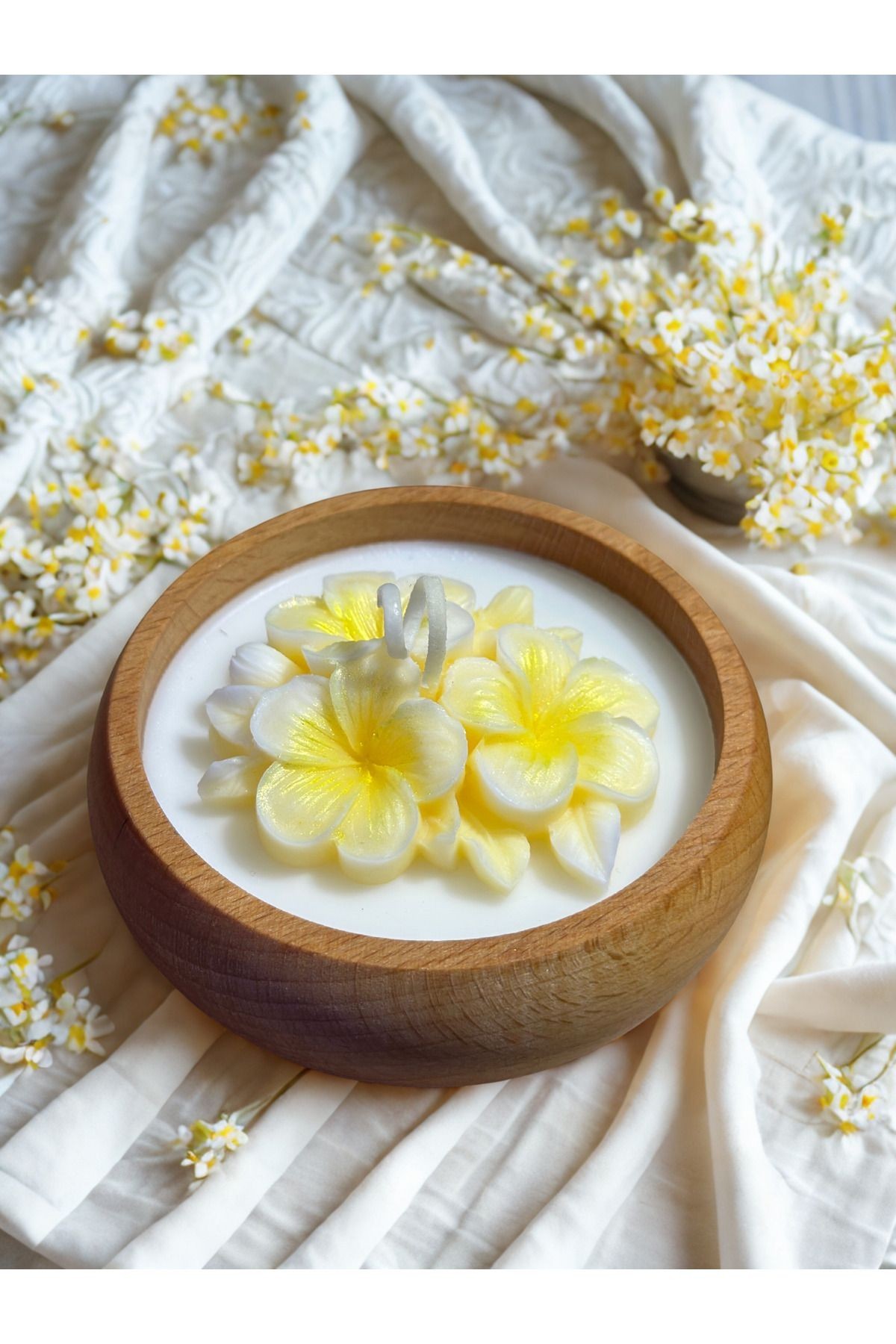 Ahşap Kasede Sarı Çiçekli Soya Wax Mum – El Yapımı Dekoratif & Kokulu