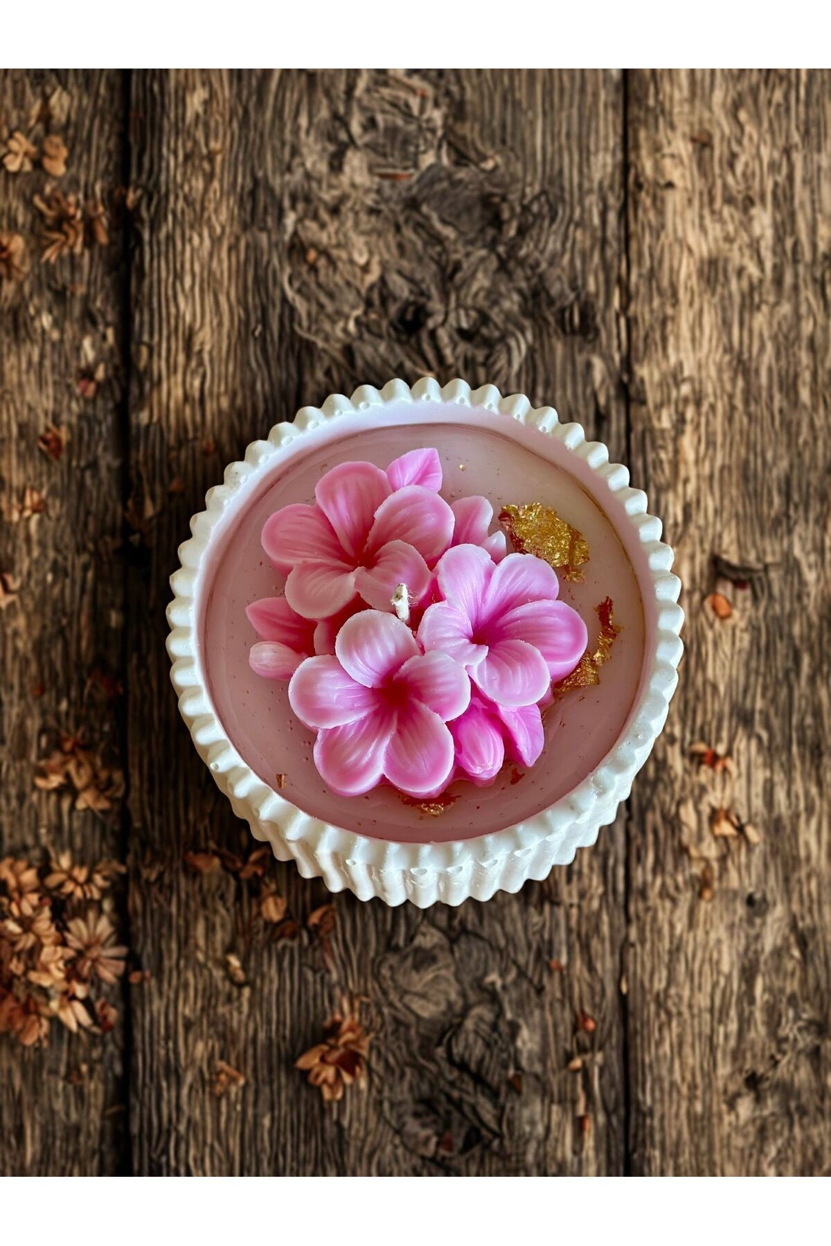 El Yapımı Çiçekli Soya Mum – Pembe Frangipani & Altın Yapraklı Dekoratif Mum