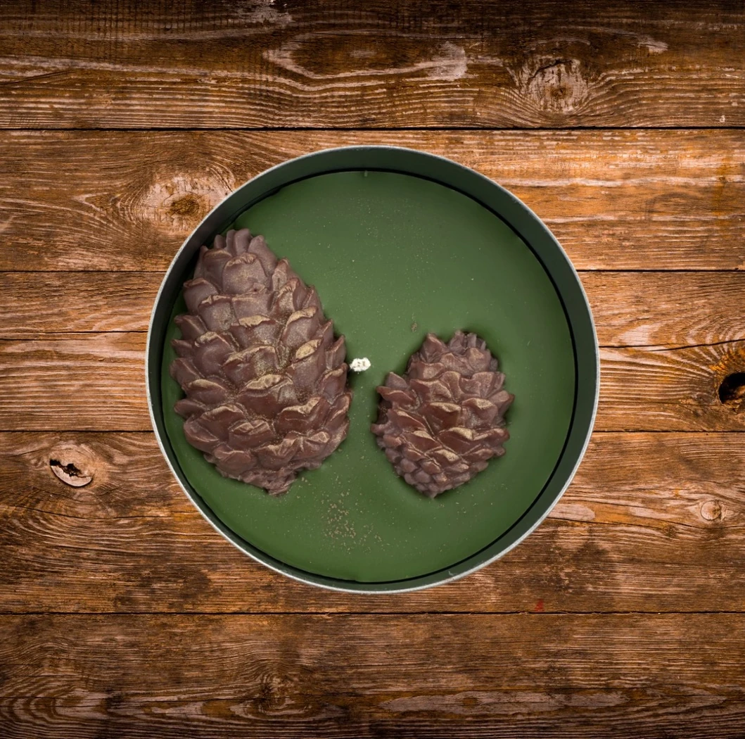 Çam Kozalaklı Yeşil Mum – El Yapımı Soya Wax Metal Kutulu