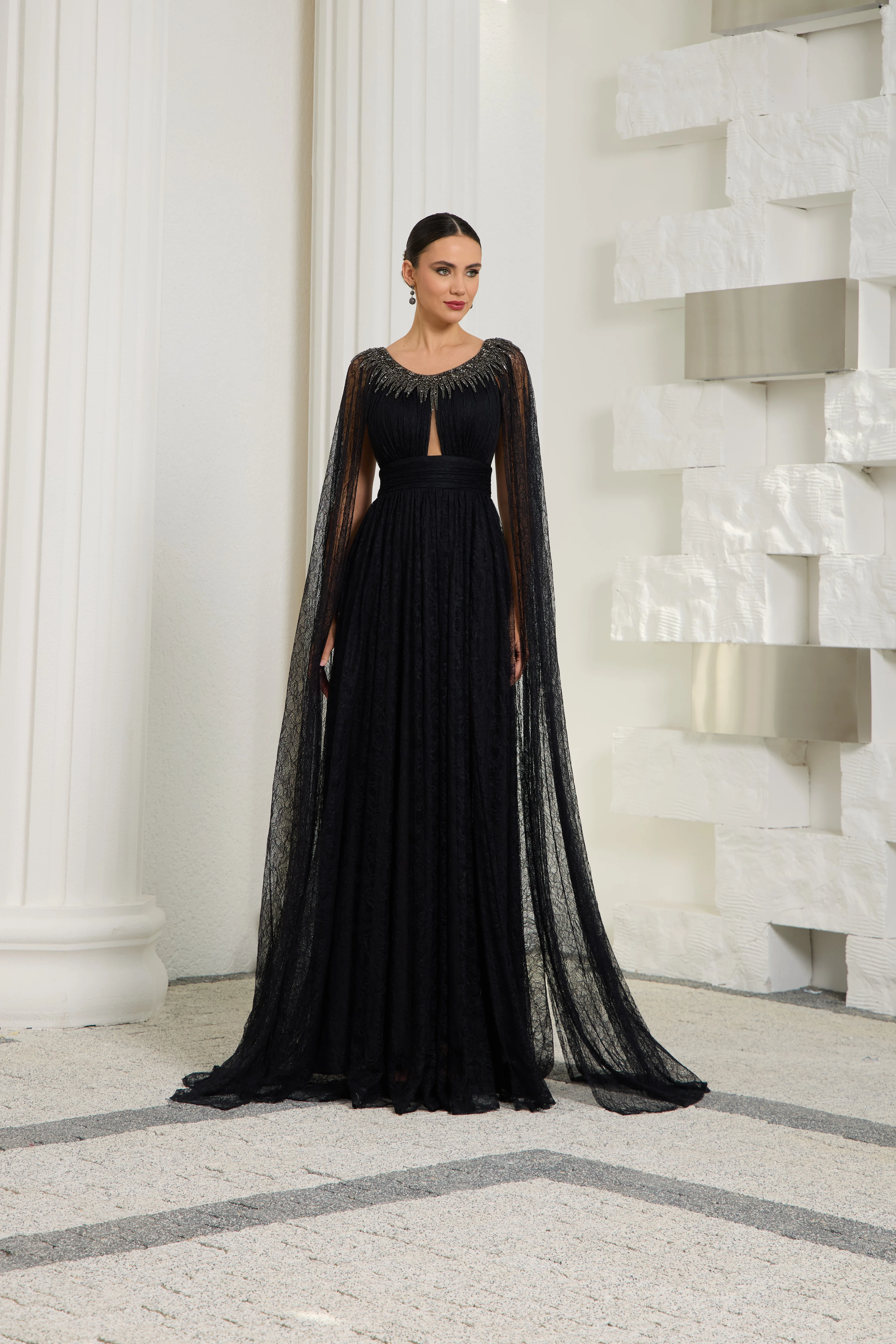 Siyah Dantel Pelerinli Abiye Elbise