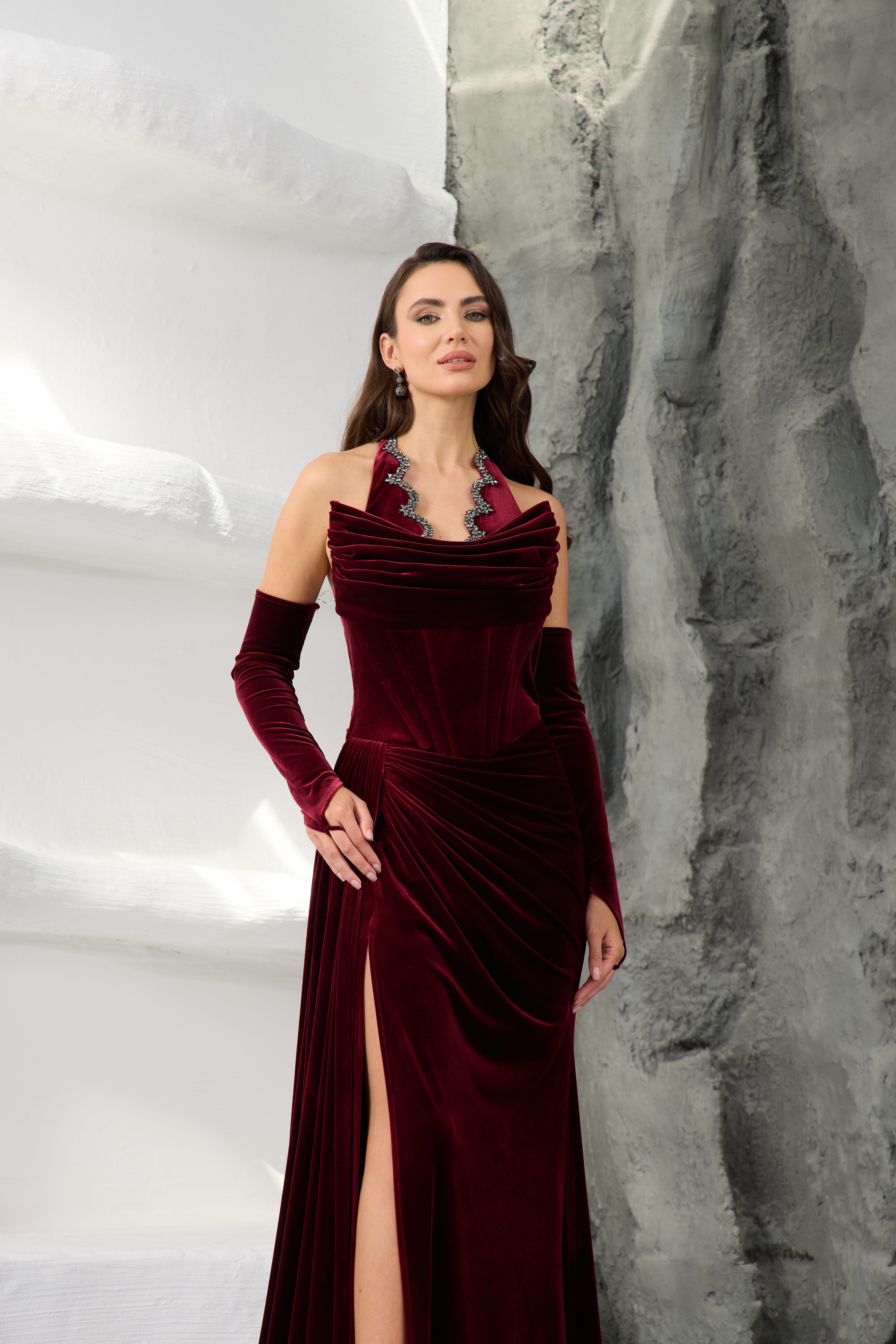 Taş İşlemeli Bordo Kadife Drapeli Abiye Elbise