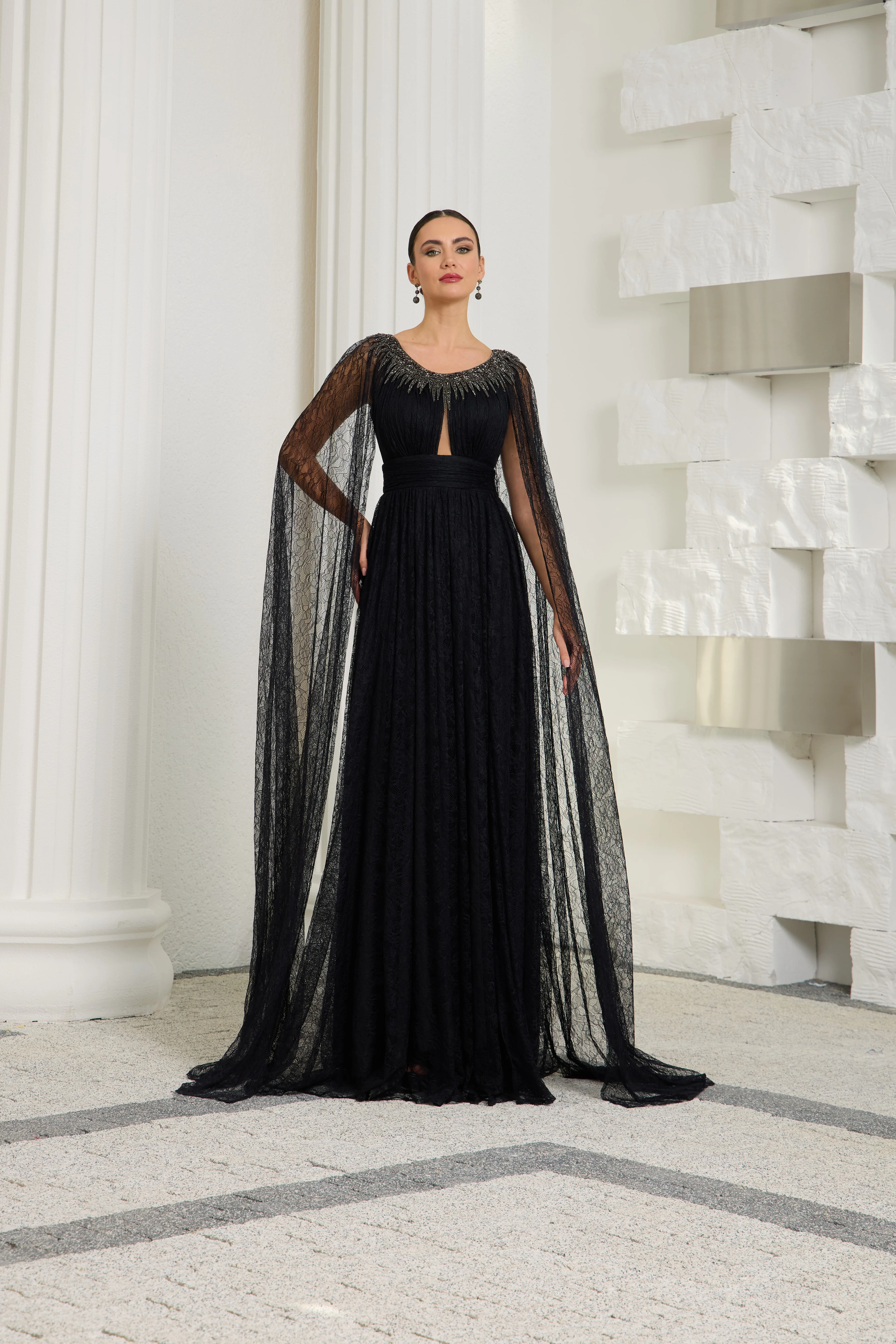 Siyah Dantel Pelerinli Abiye Elbise