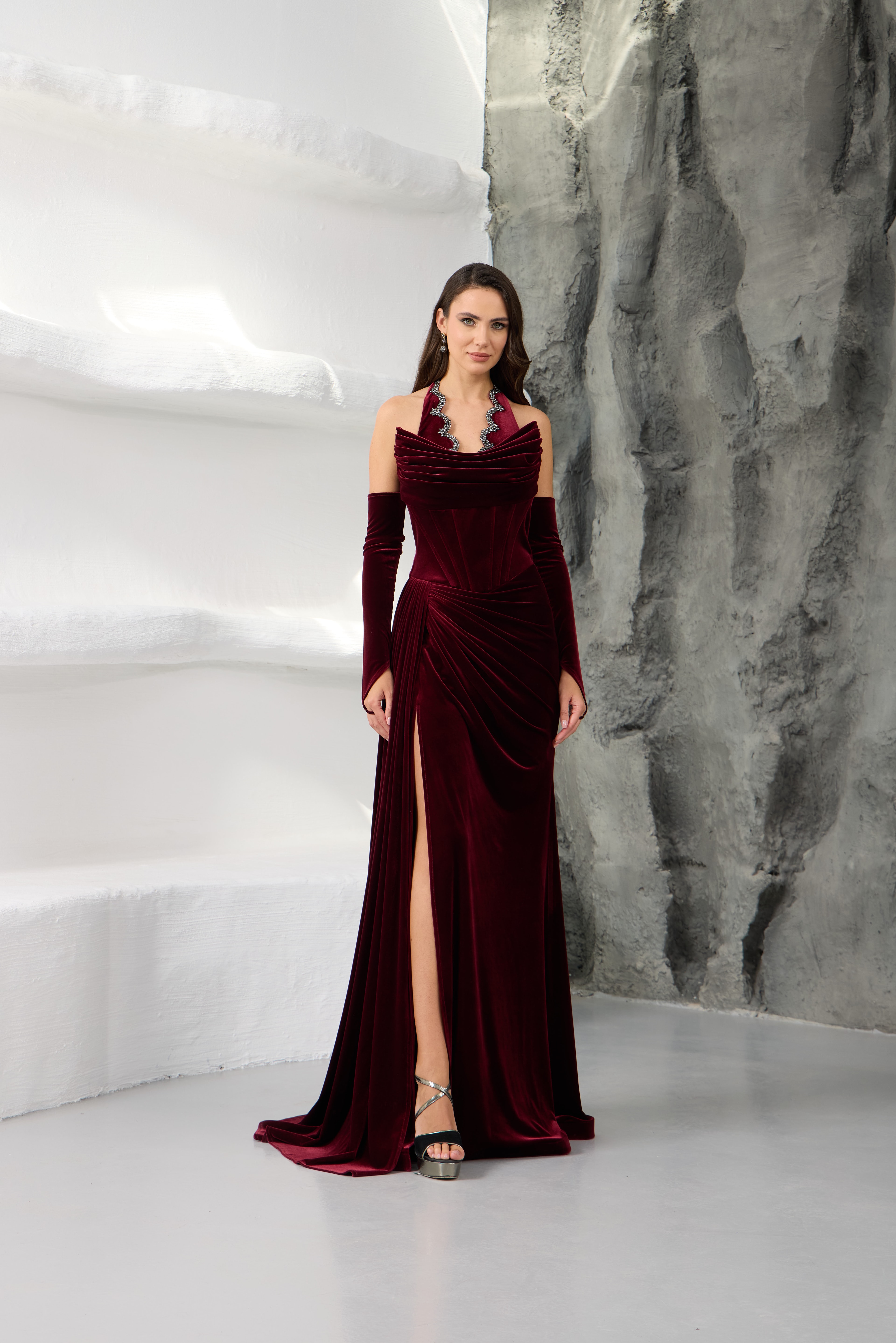 Taş İşlemeli Bordo Kadife Drapeli Abiye Elbise