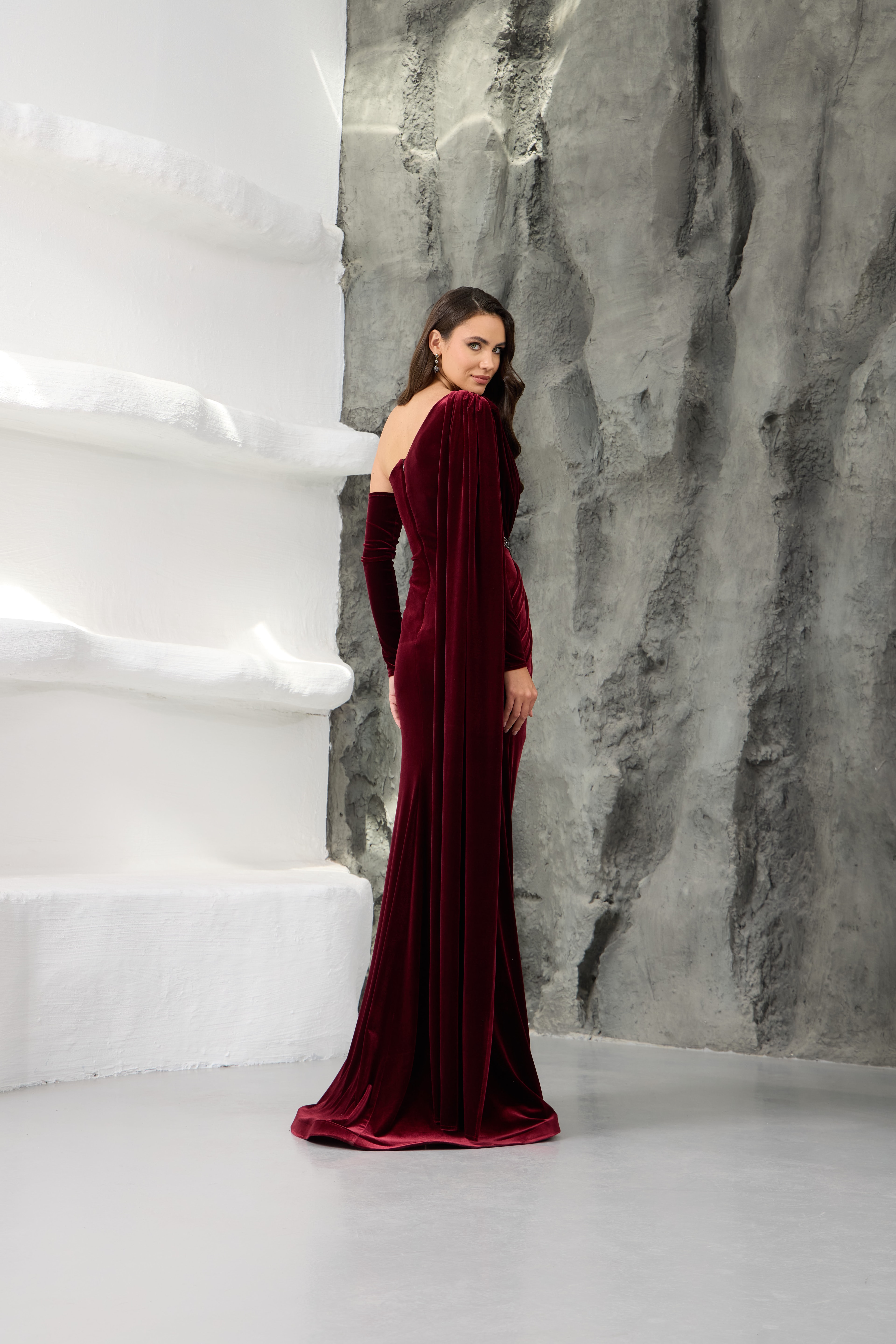 Bordo Tek Omuz Taş Detaylı Kadife Abiye Elbise