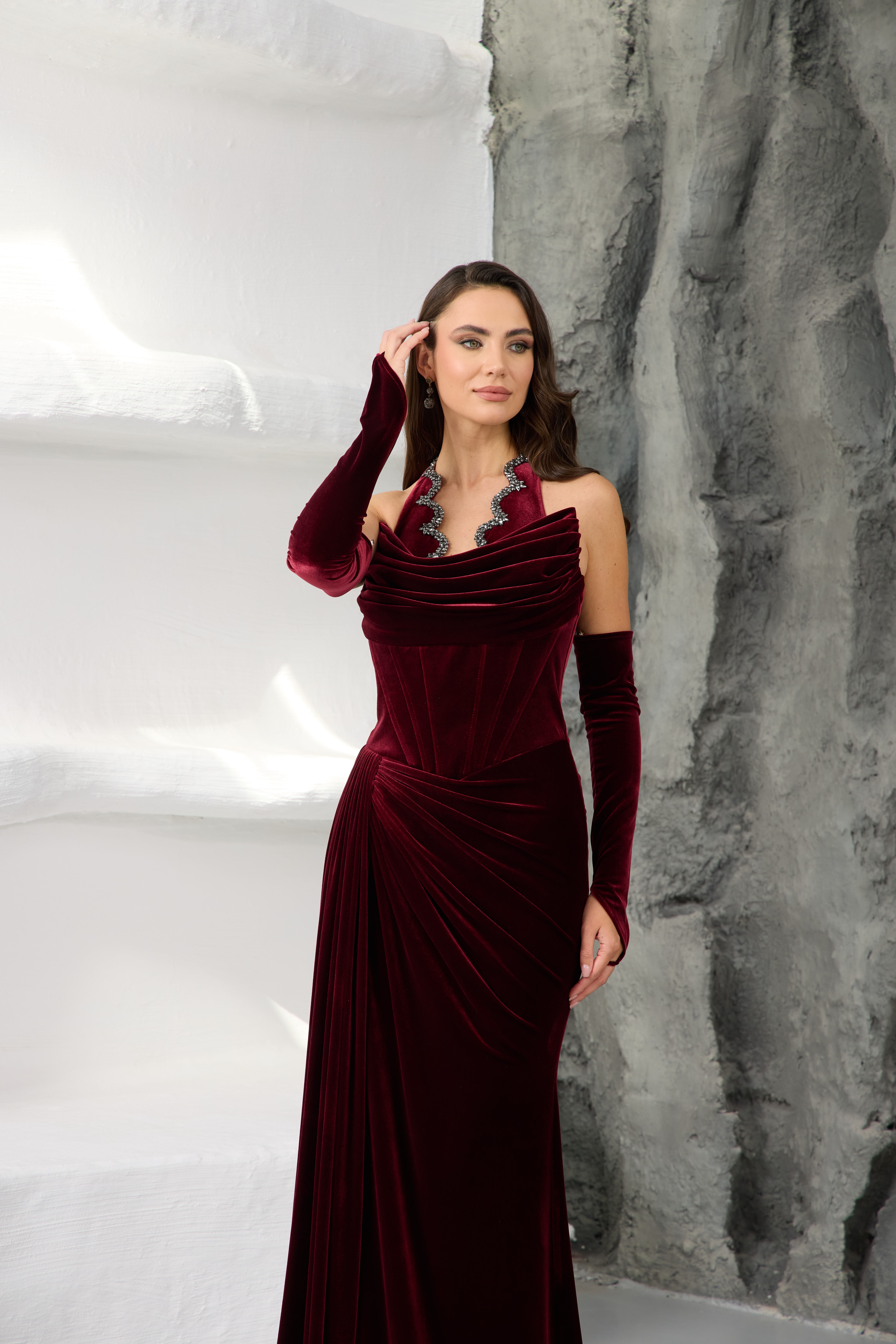 Taş İşlemeli Bordo Kadife Drapeli Abiye Elbise