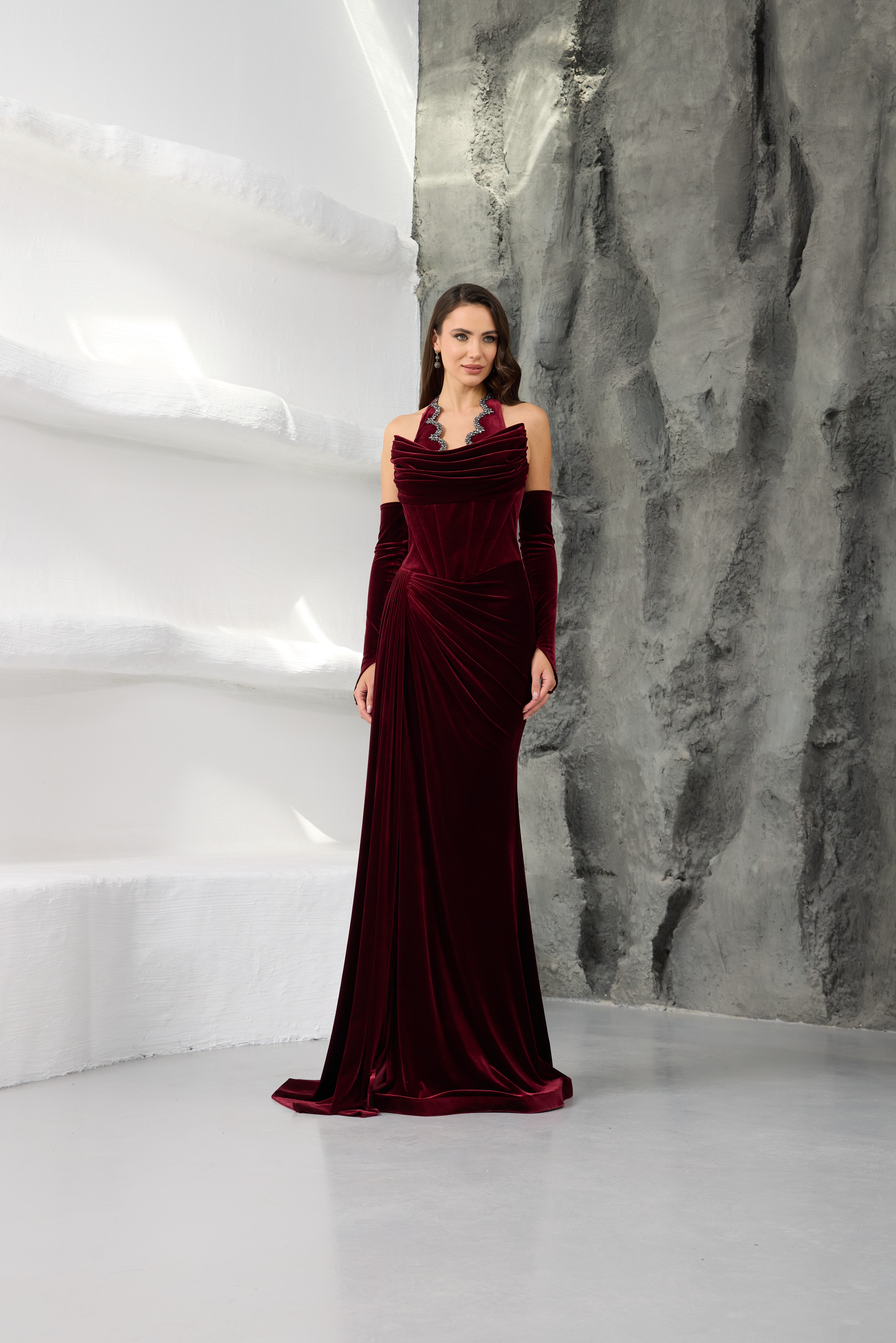 Taş İşlemeli Bordo Kadife Drapeli Abiye Elbise