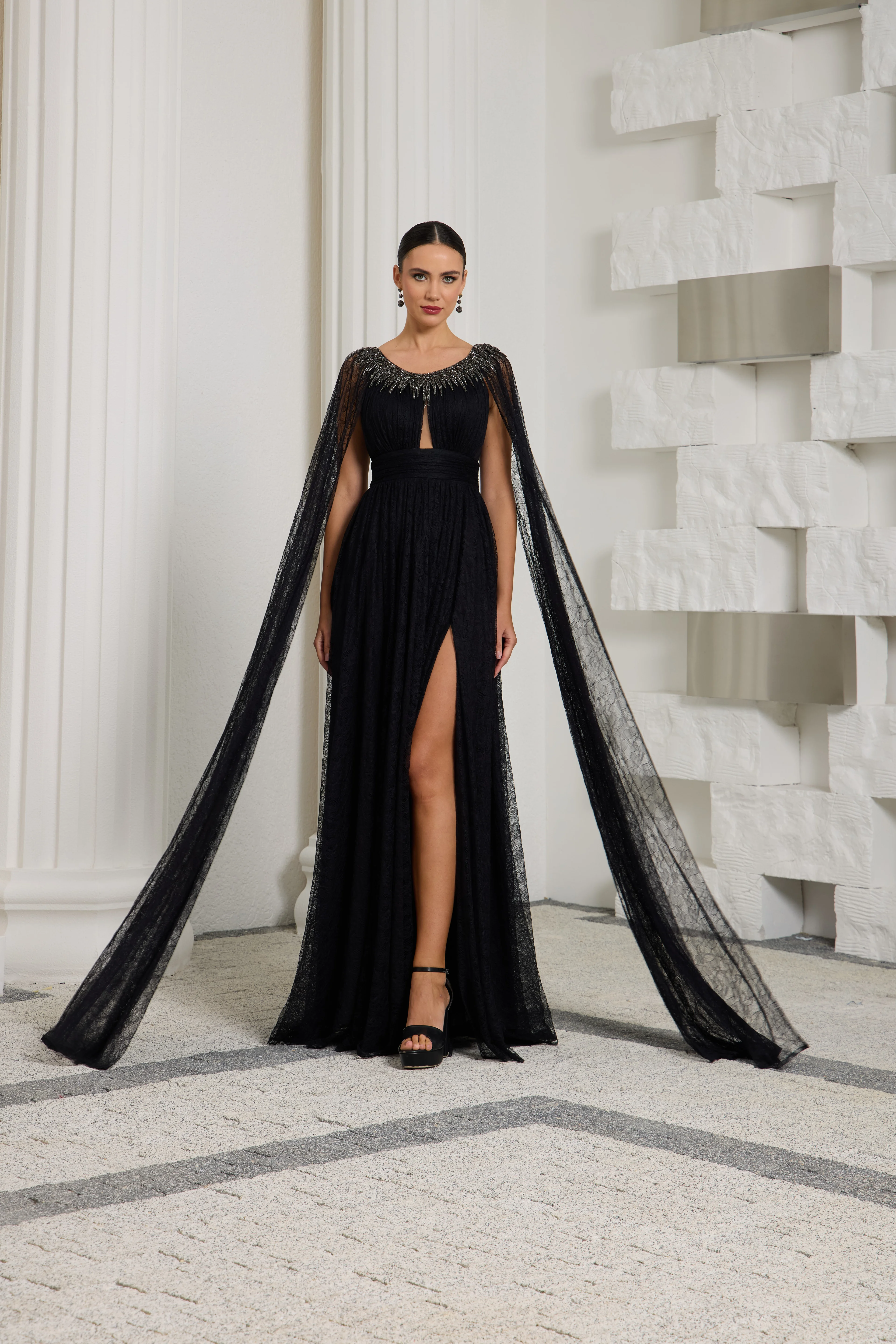 Siyah Dantel Pelerinli Abiye Elbise