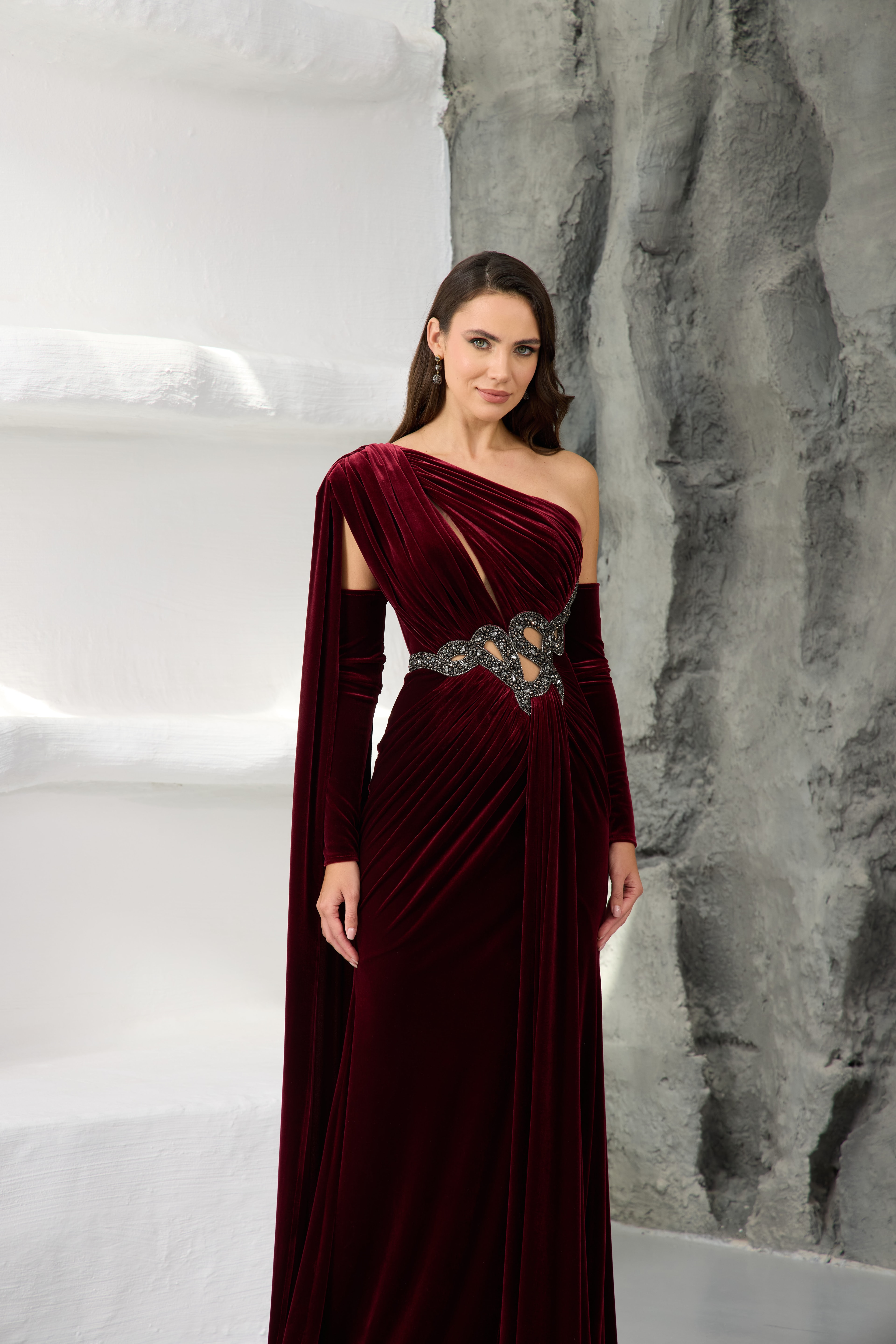 Bordo Tek Omuz Taş Detaylı Kadife Abiye Elbise