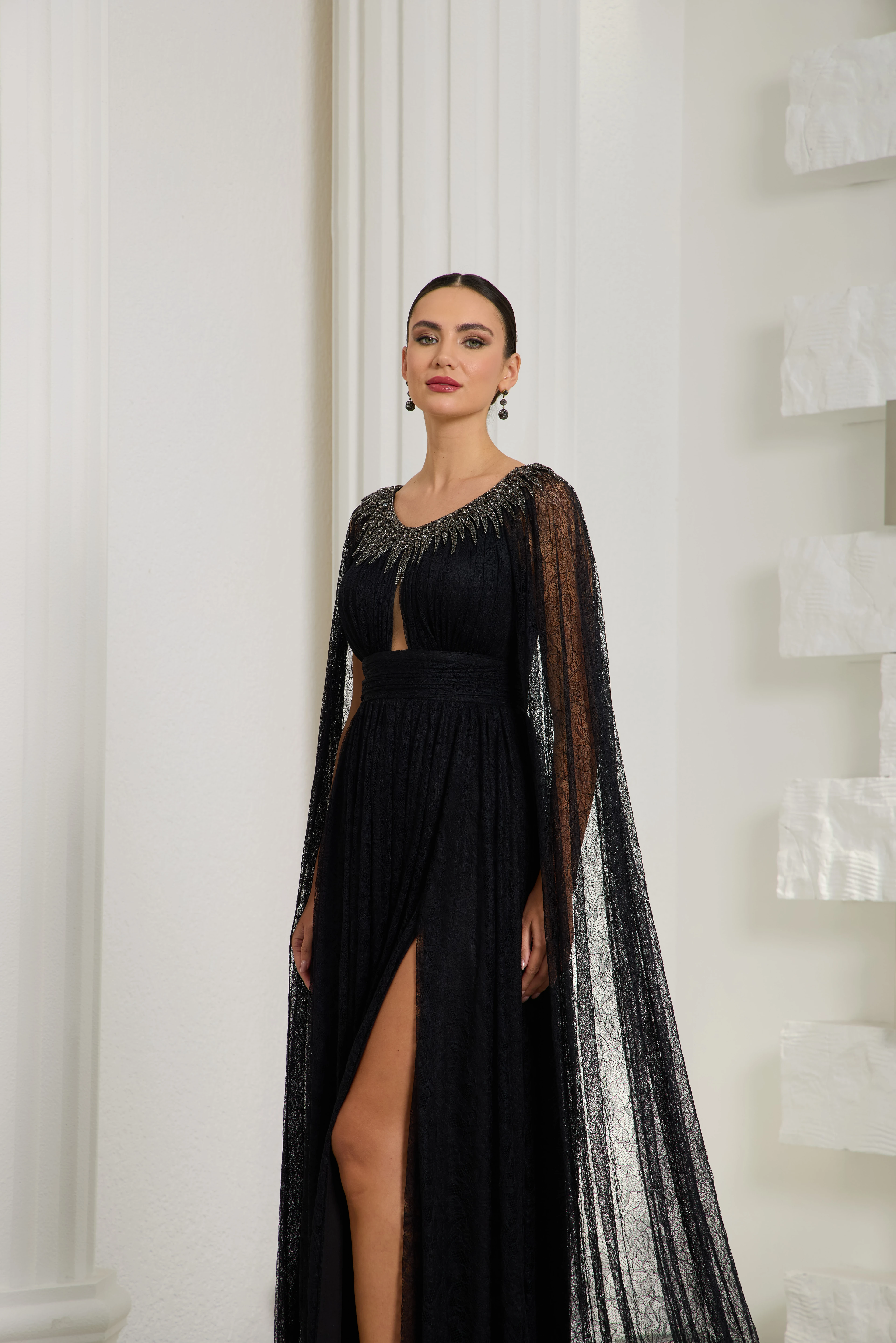 Siyah Dantel Pelerinli Abiye Elbise