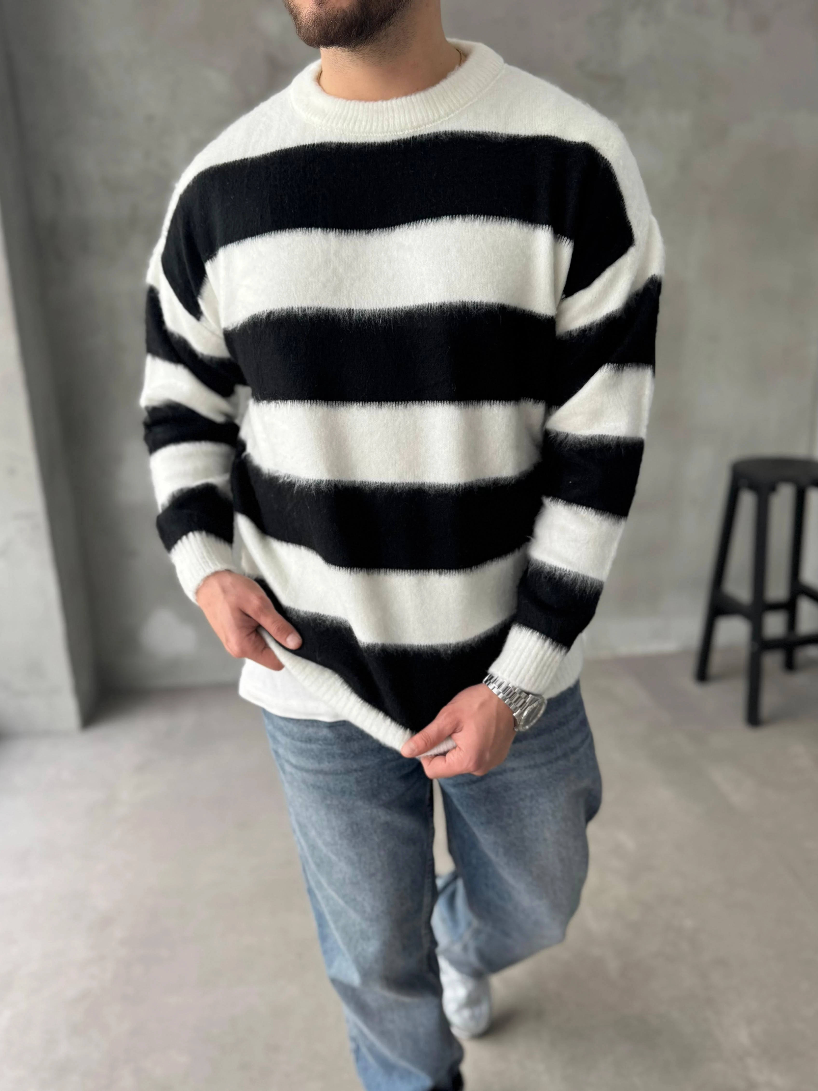 Siyah Şerit Detaylı Peluş kazak