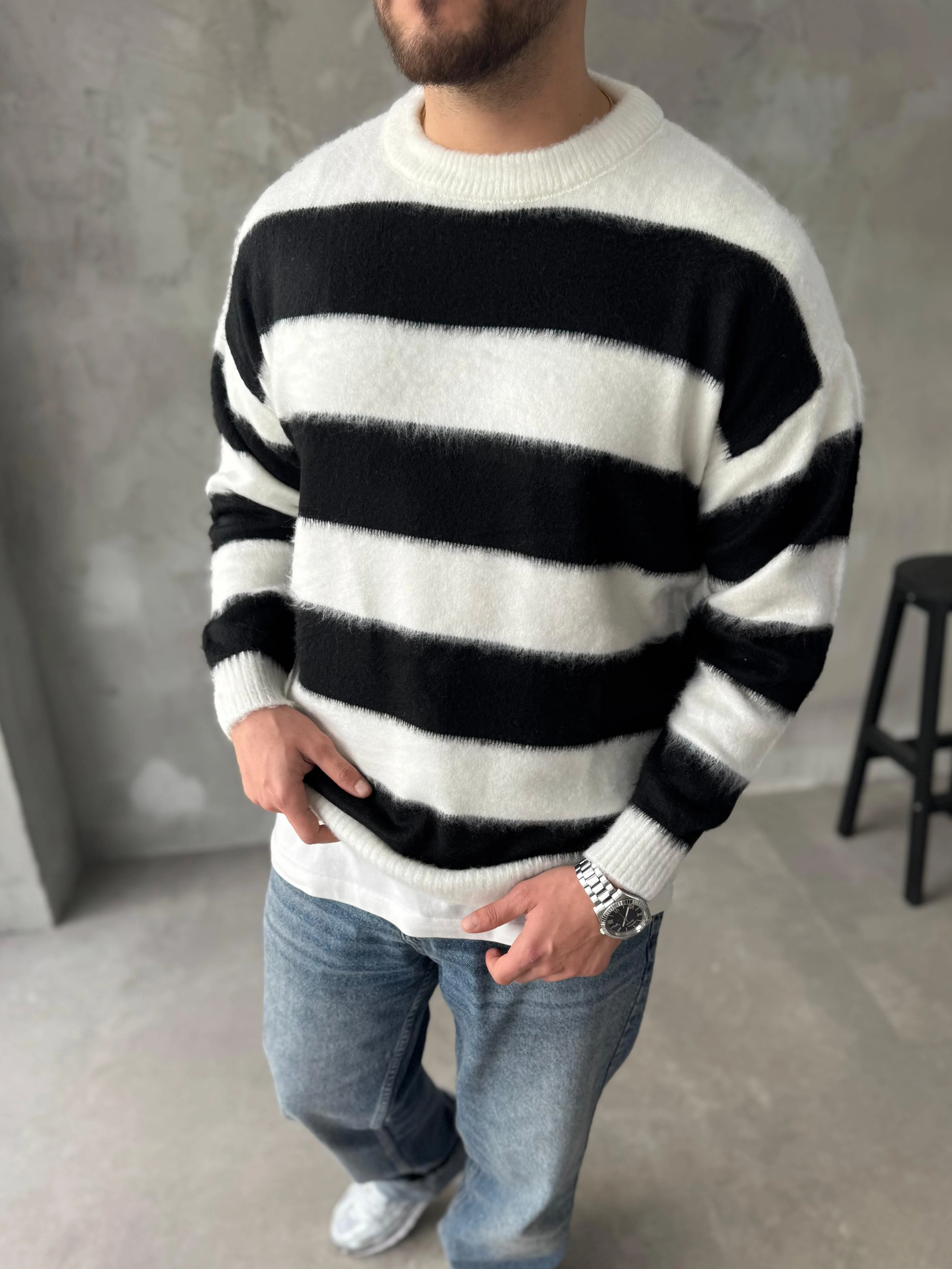 Siyah Şerit Detaylı Peluş kazak