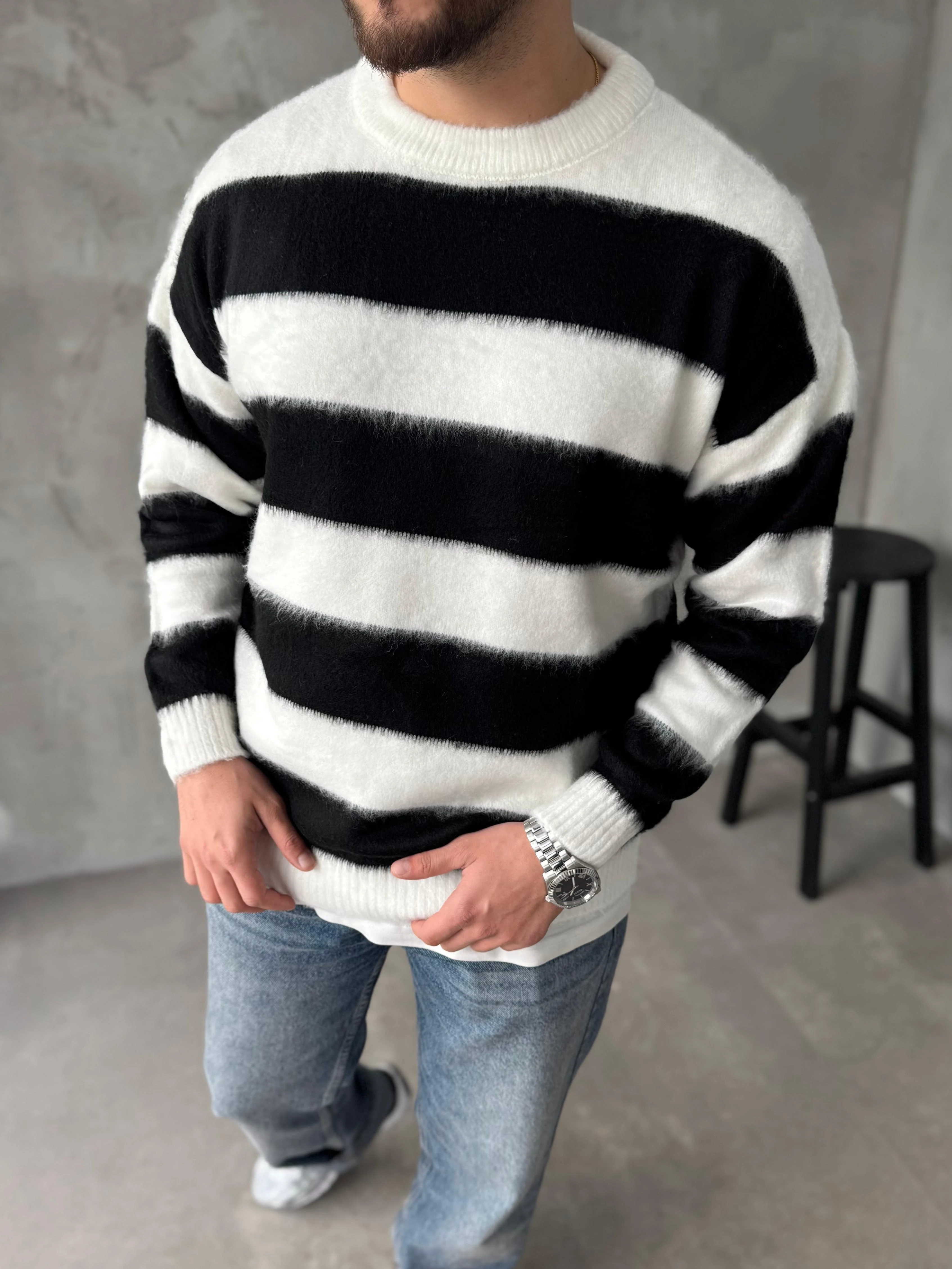 Siyah Şerit Detaylı Peluş kazak