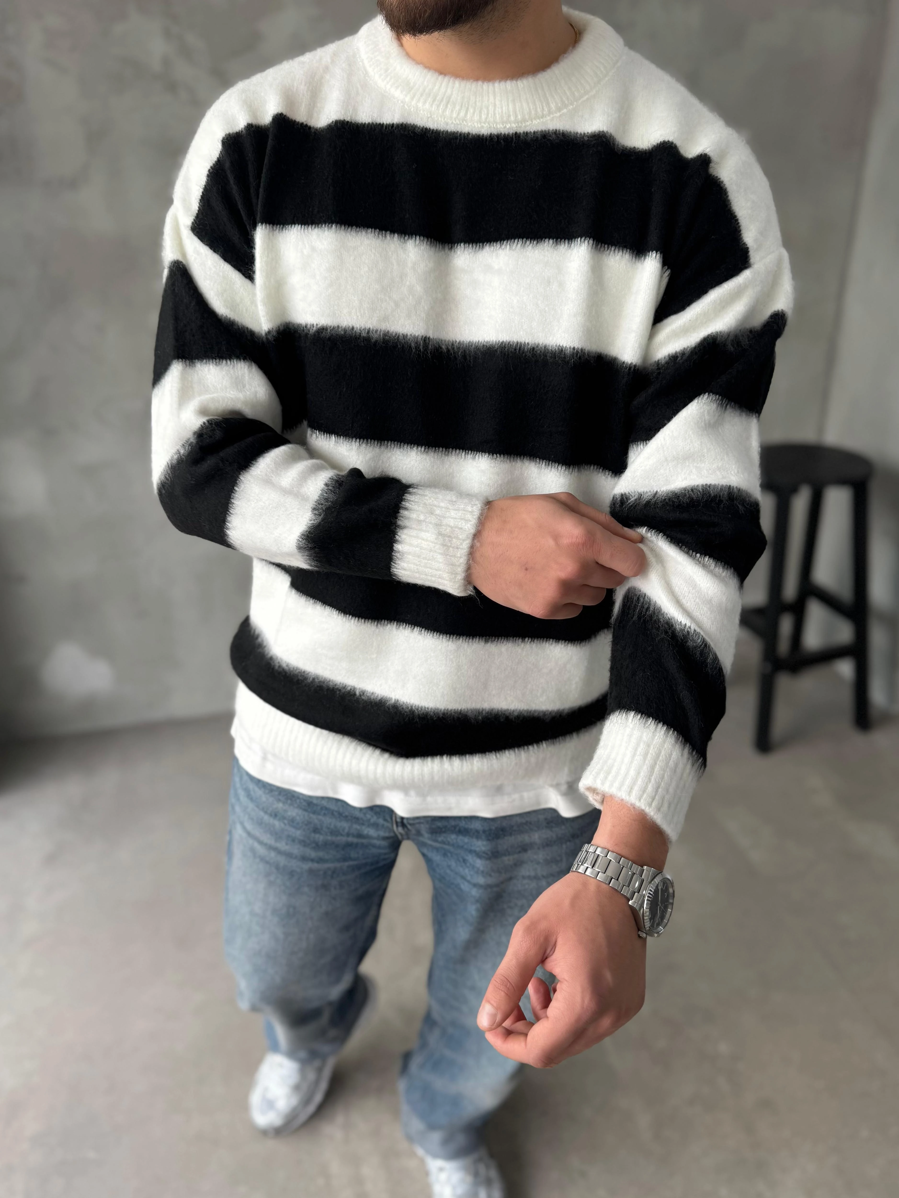 Siyah Şerit Detaylı Peluş kazak