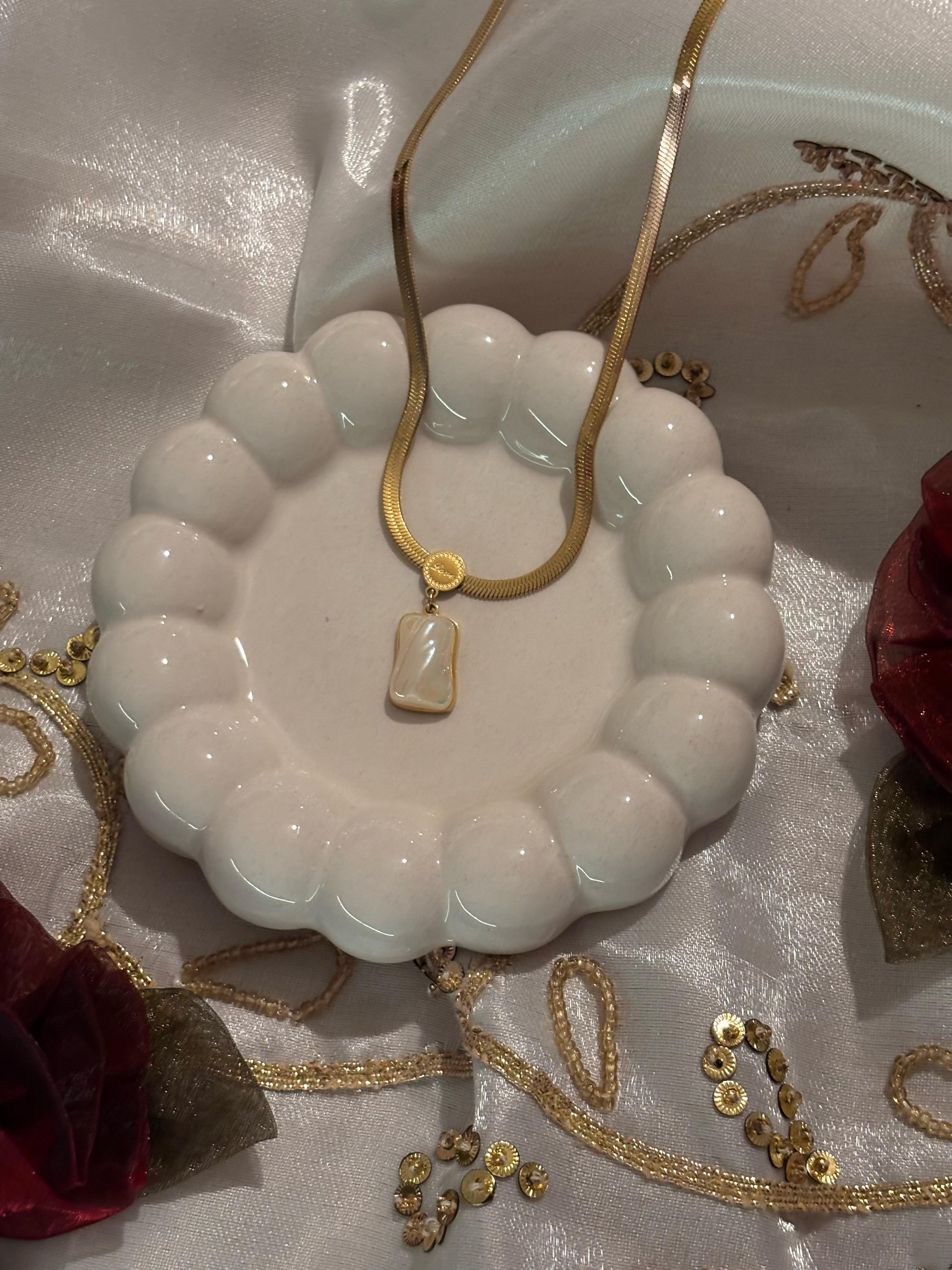 ÇELİK SEDEF TAŞ GOLD KOLYE