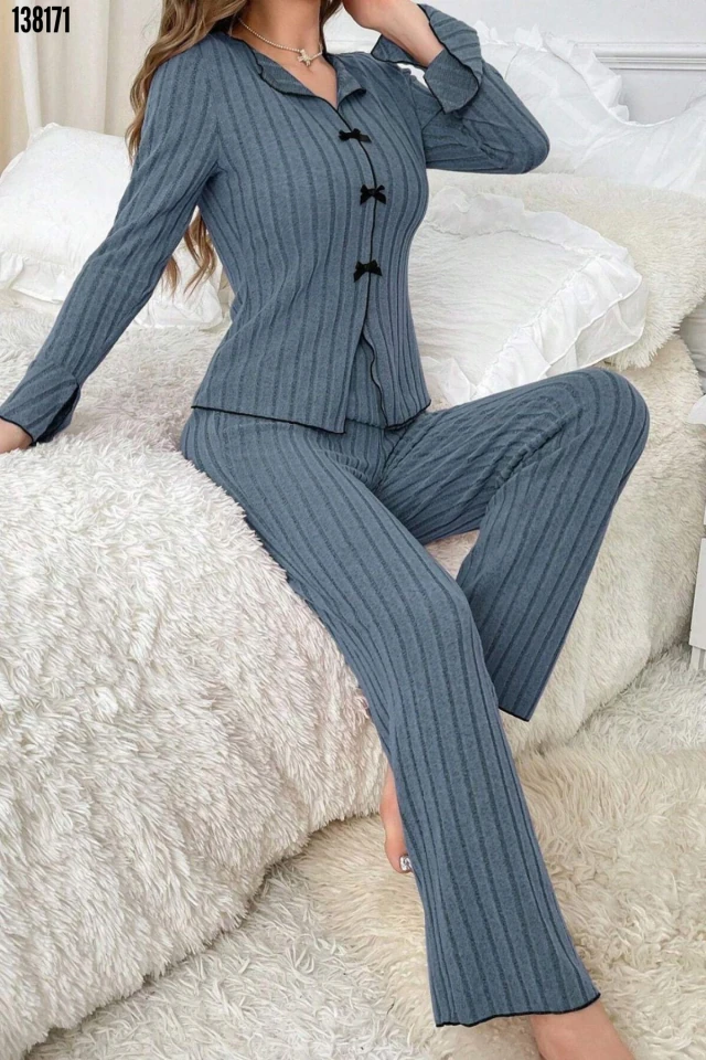 Zarif Model Fiyonk Detaylı V Yaka Pijama Takımı