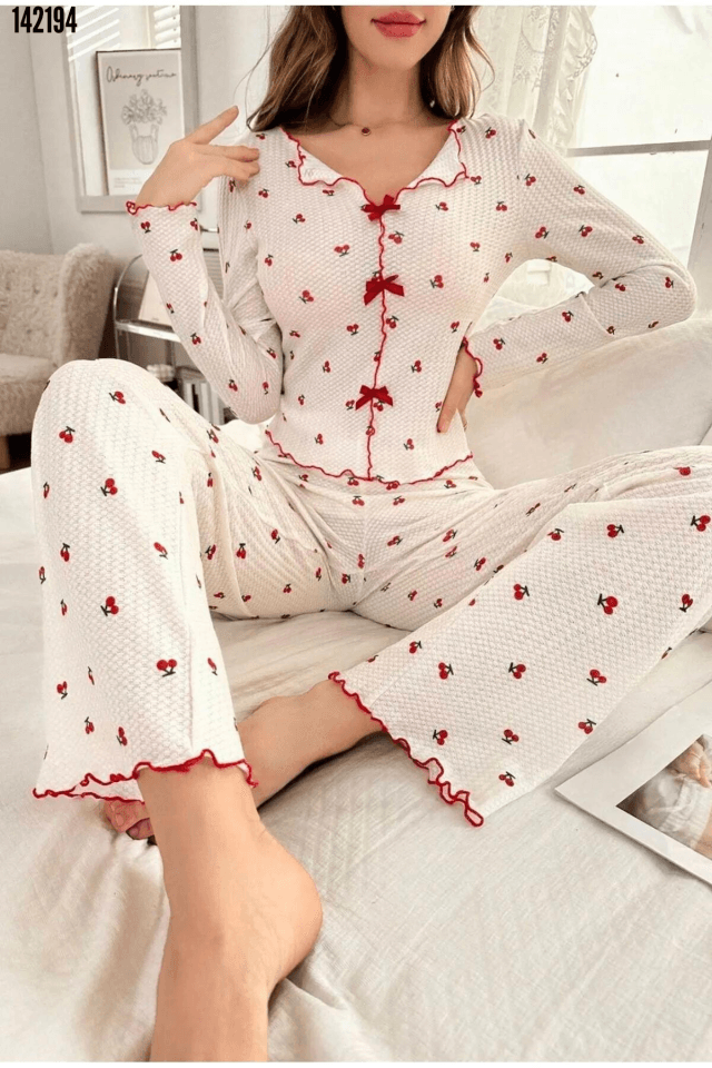 Pamuklu Kurdale Detaylı Kiraz Desenli Pijama Takımı