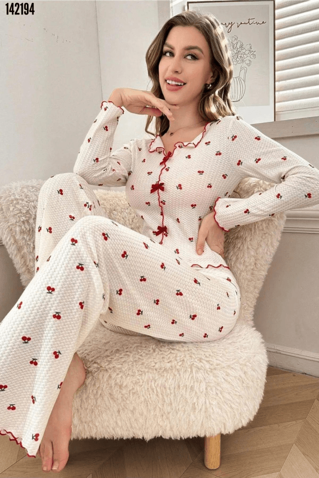 Pamuklu Kurdale Detaylı Kiraz Desenli Pijama Takımı