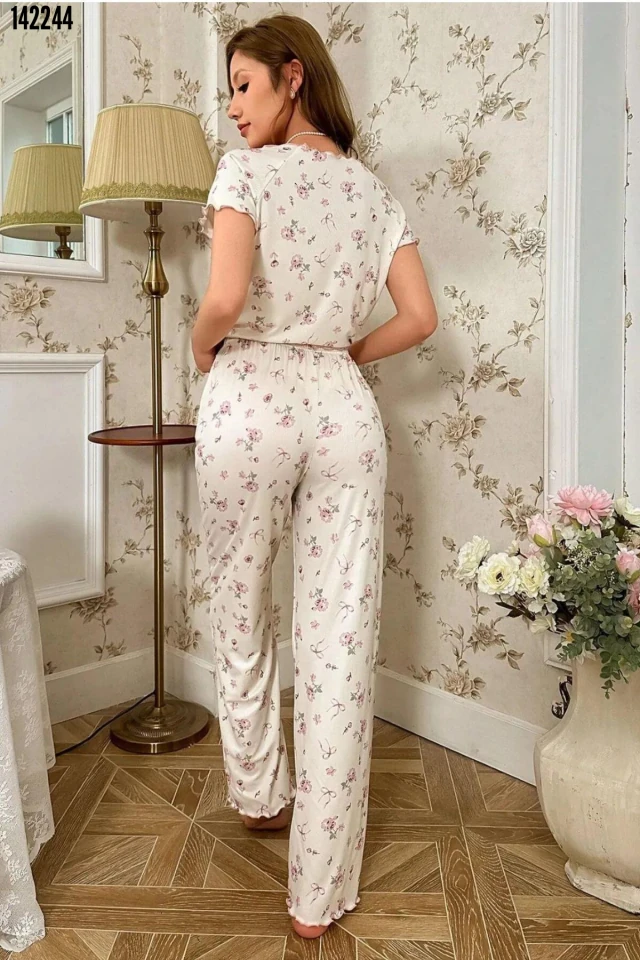 Bahar Esintisi Pamuklu Çiçek Desenli Kısa Kolu Pijama Takımı