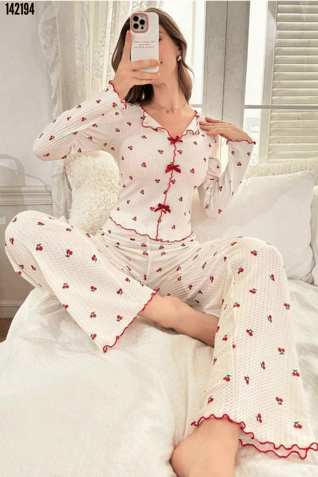 Pamuklu Kurdale Detaylı Kiraz Desenli Pijama Takımı