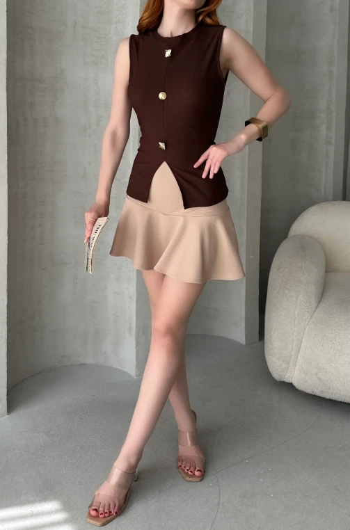 Kolsuz Metal Aksesuarlı Yırtmaç Detaylı Merserize Bluz