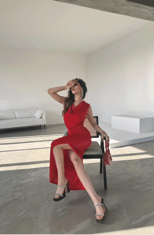 Dökük Yaka Derin Yırtmaçlı Maxi Boy Buzzy Elbise