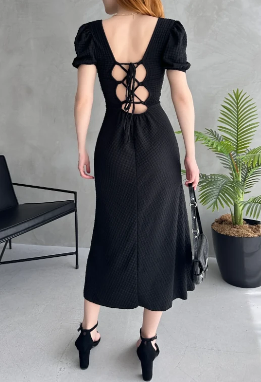 Kare Yaka Sırt Dekolteli Yırtmaç Detaylı Gofre Elbise