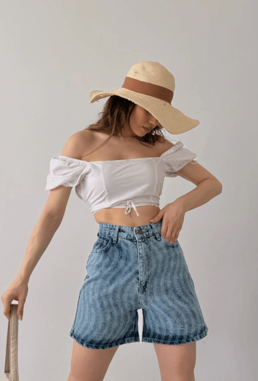 Paçası Püsküllü Yıkamalı Denim Şort 