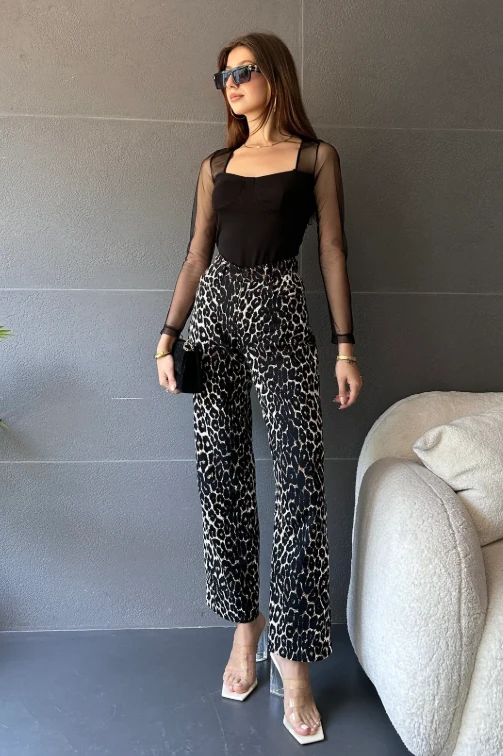 Kare Yaka Tül Detaylı Bluz