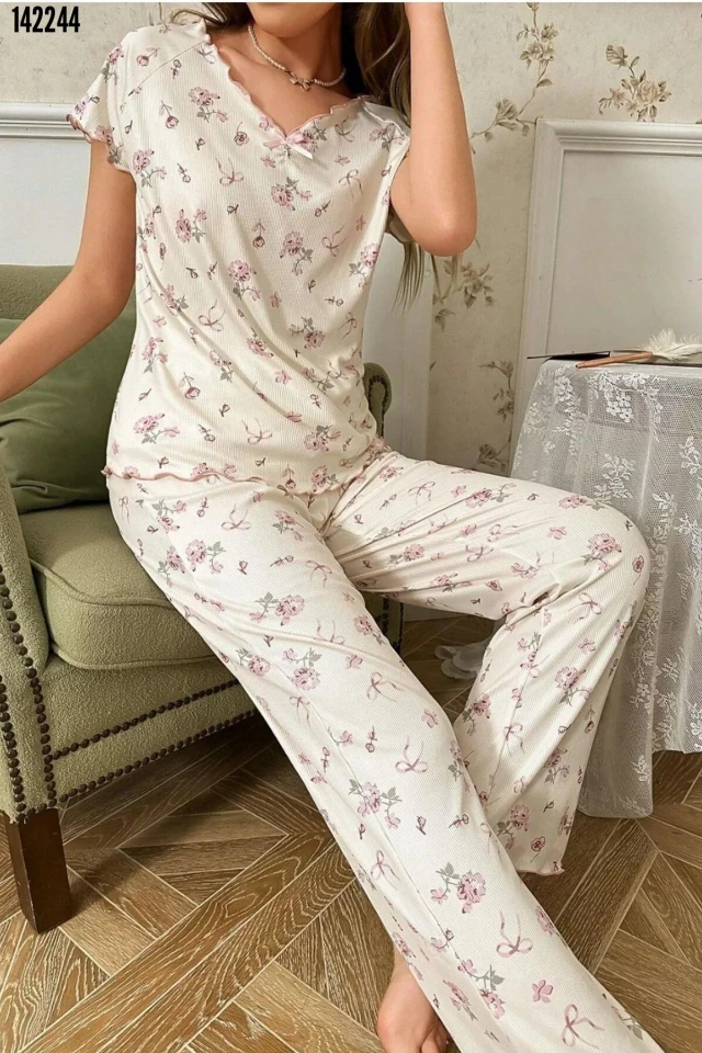 Bahar Esintisi Pamuklu Çiçek Desenli Kısa Kolu Pijama Takımı